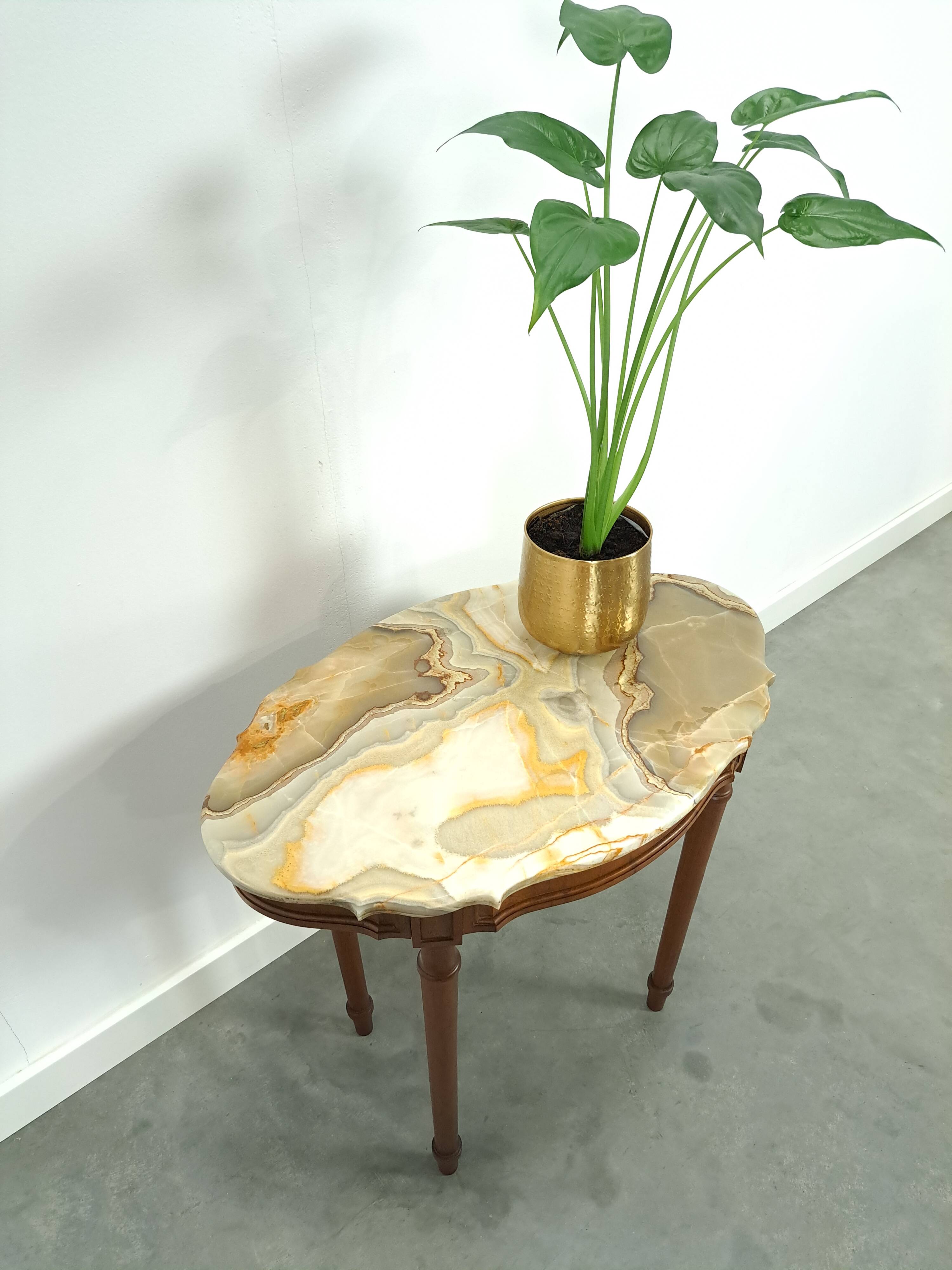 Oude houten tafel met marmeren blad