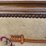 Ecran de cheminée en bois et tissu brodé 94X62