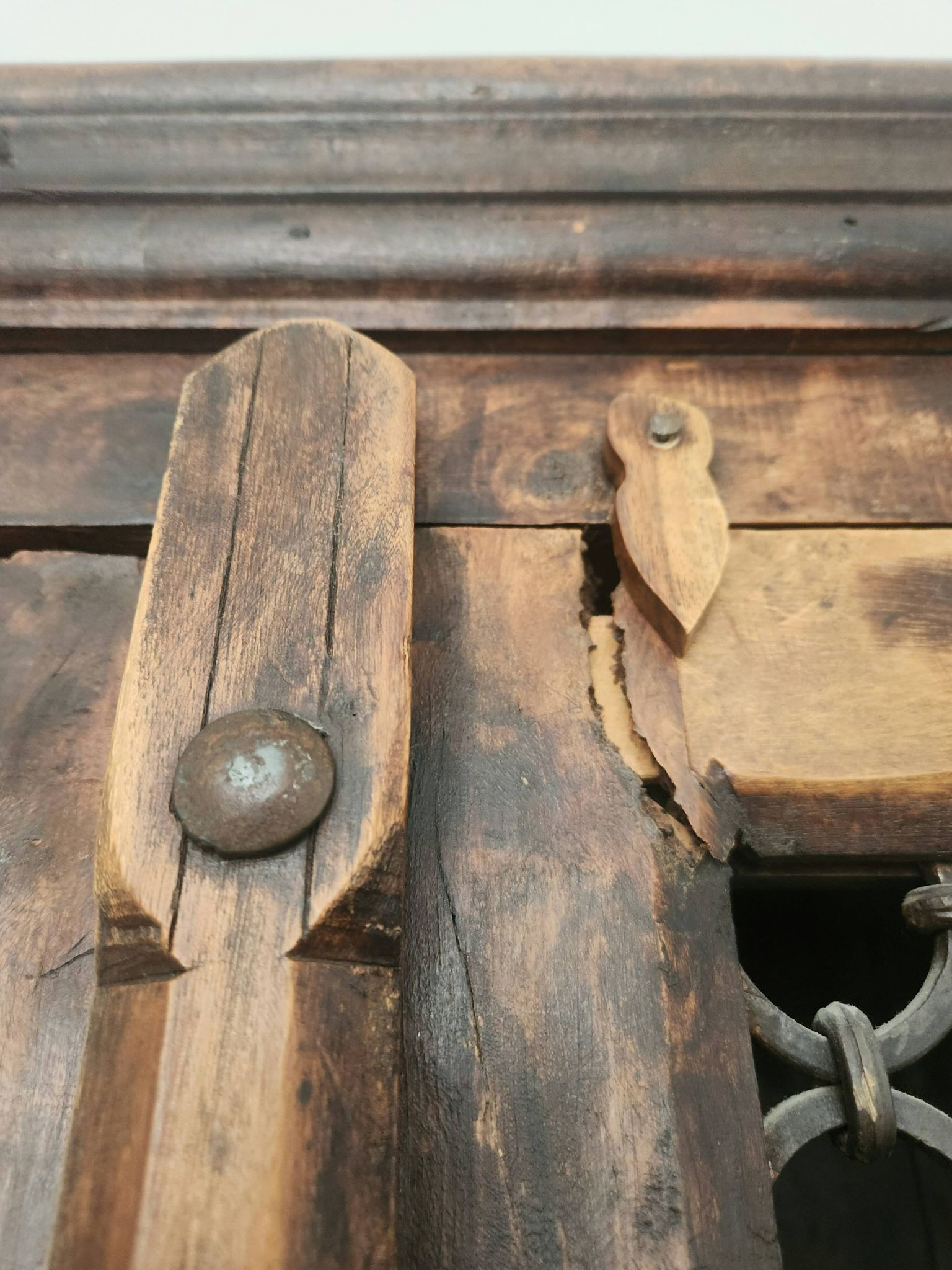 Massiv antik kolonial Schrank geschnitzt Holz Türen Gusseisen Gitter, Bali