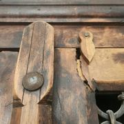 Massiv antik kolonial Schrank geschnitzt Holz Türen Gusseisen Gitter, Bali