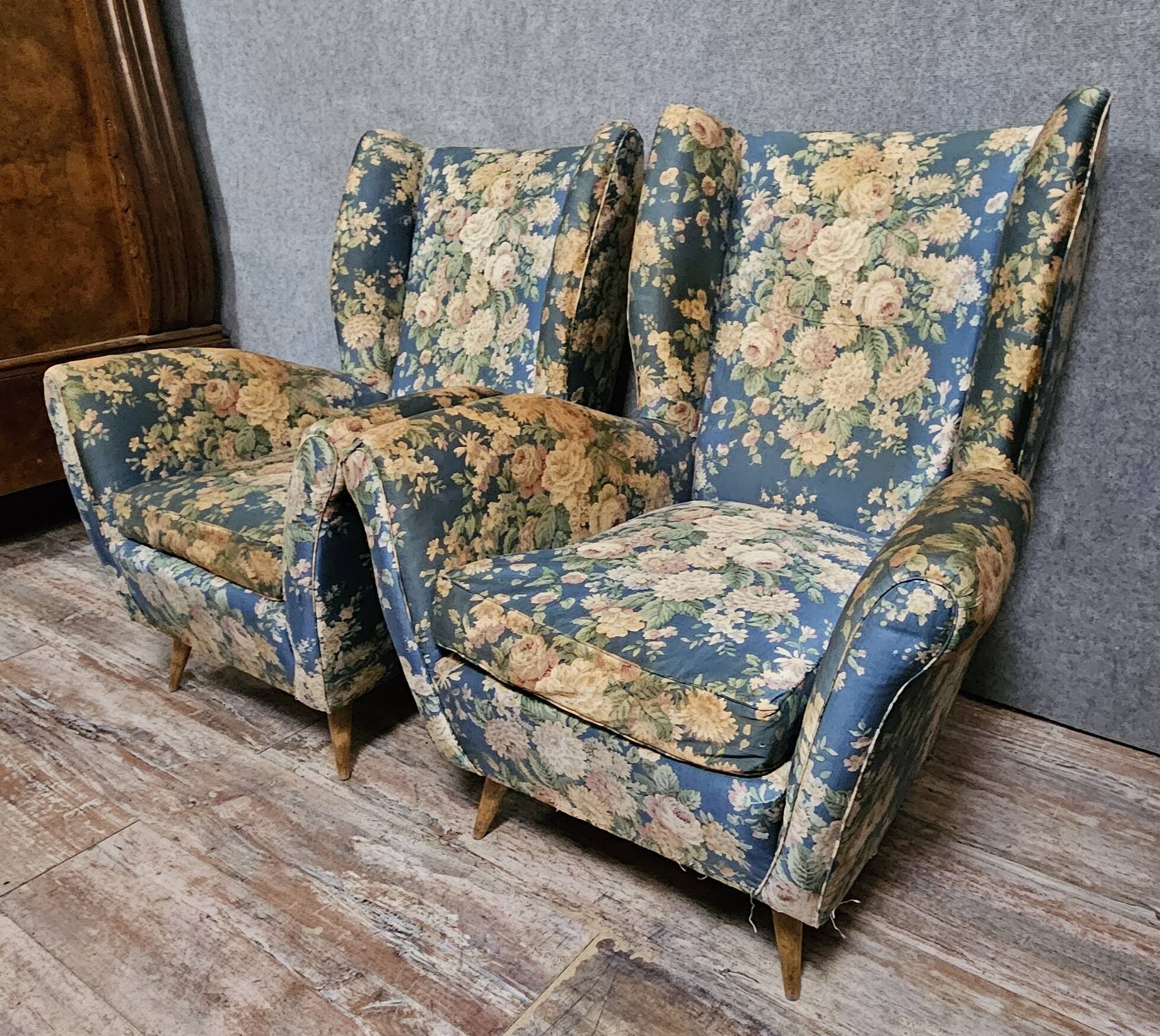 Pair of vintage armchairs with enveloping backrest.