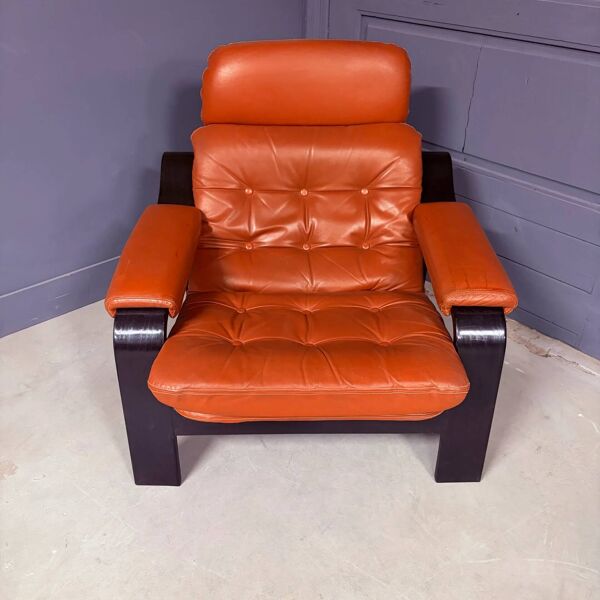 Fauteuil en cuir et bois et son repose-pieds assorti, années 1970