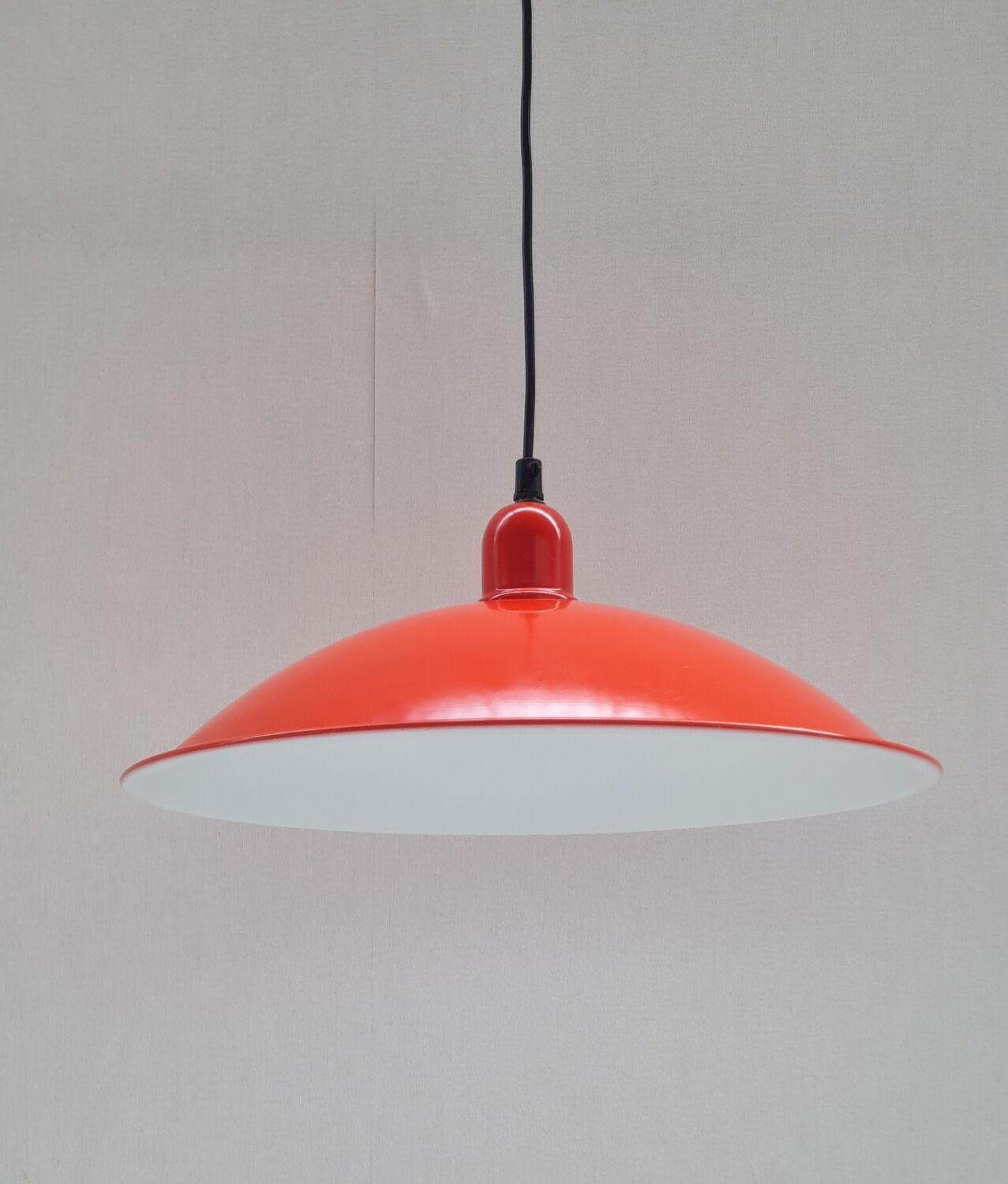 Enamelled sheet metal pendant light