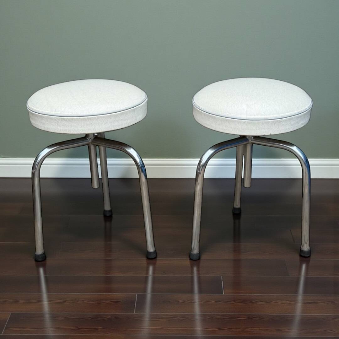 Pair of tripod workshop stools with screws from 1970.