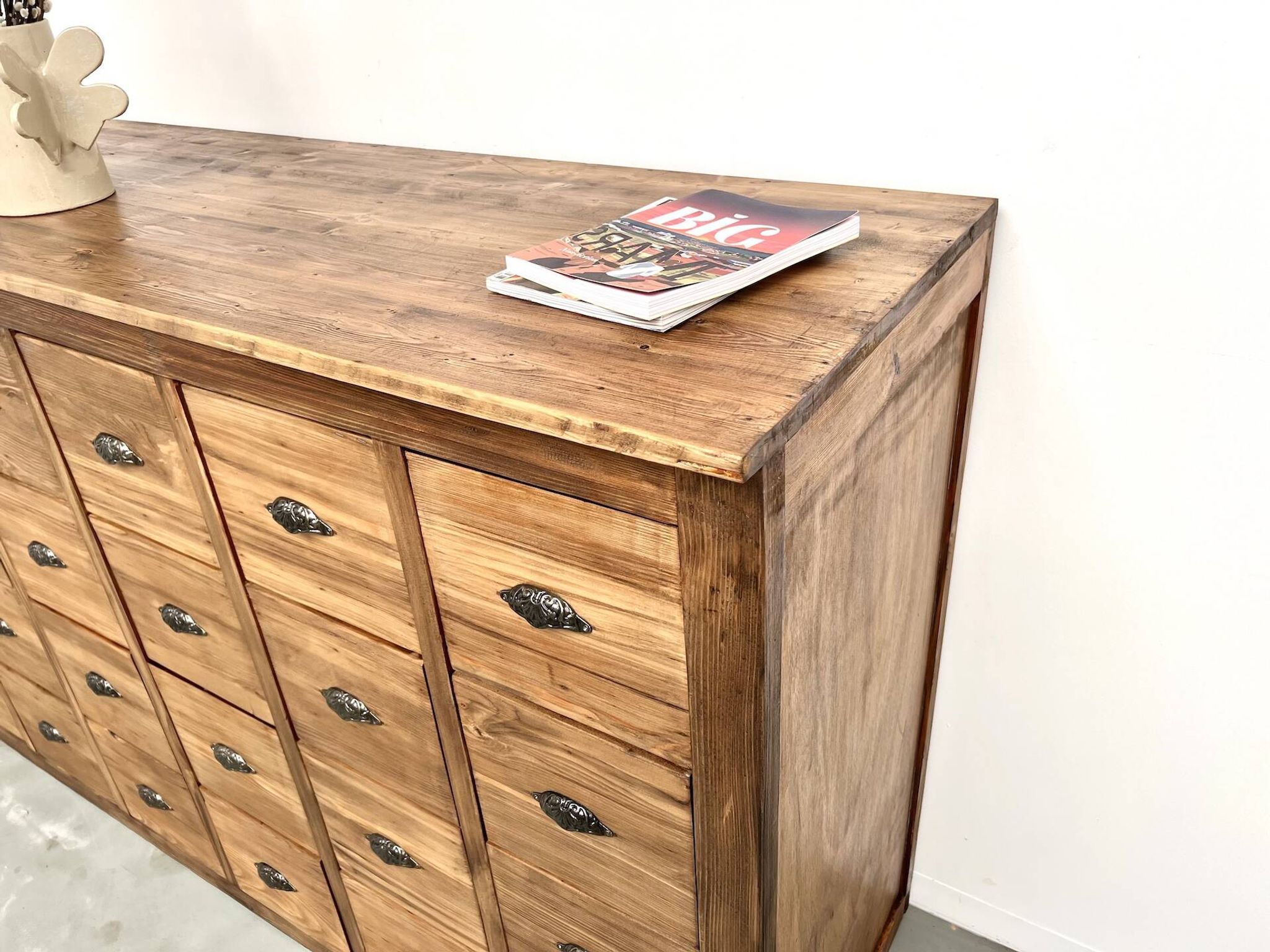 Craftsman's cabinet with 24 drawers in solid pine, 1950s.