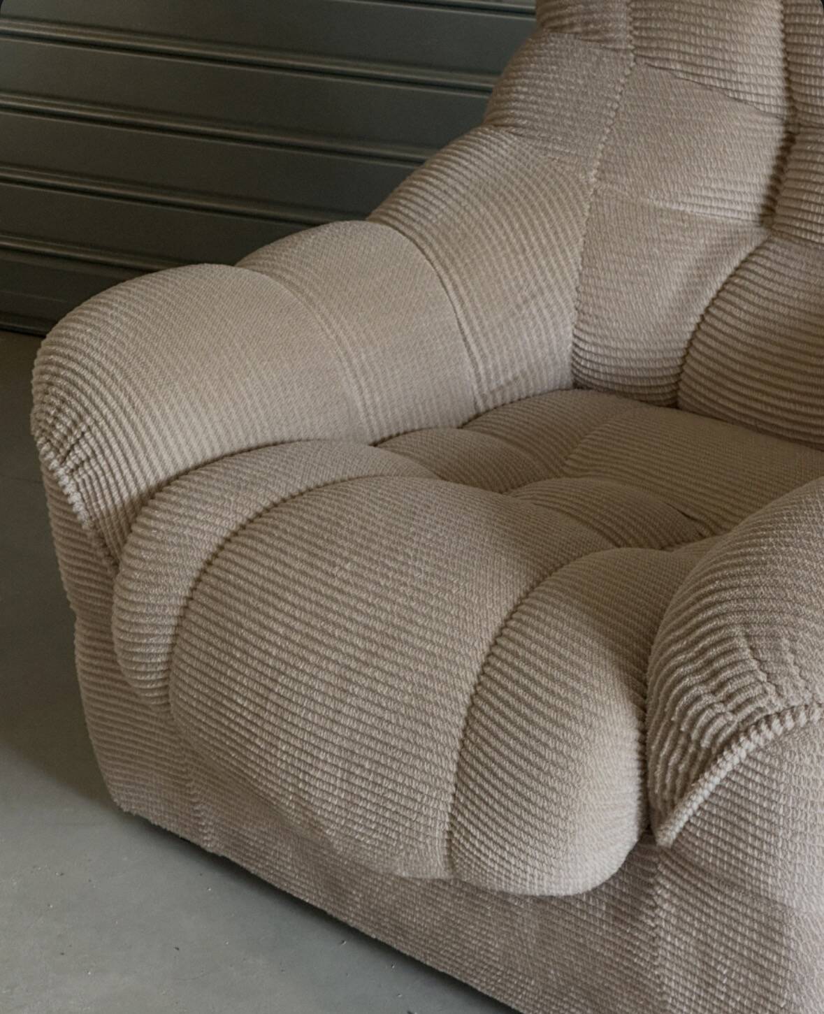 Paire de fauteuils vintage sculpturaux en tissu chenillé côtelé beige