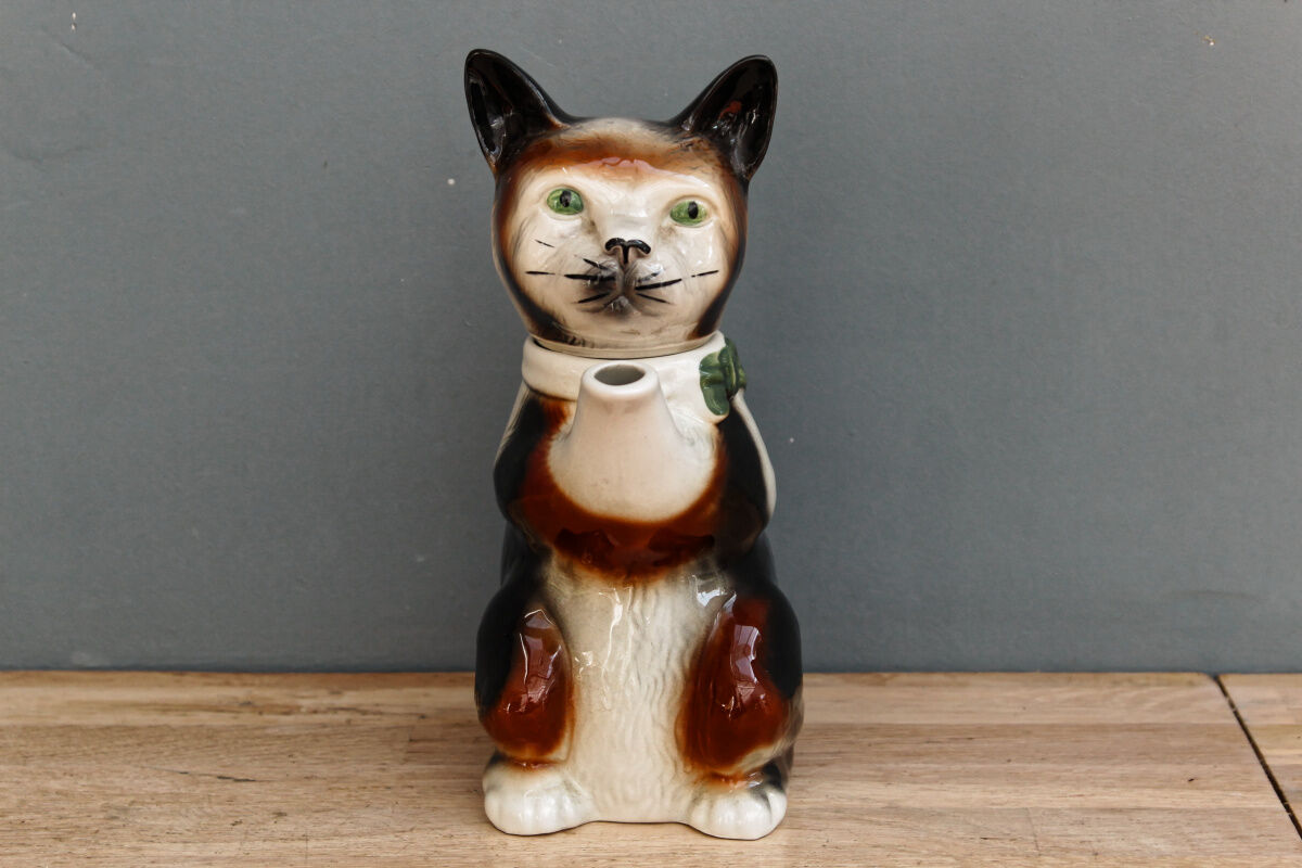 Tony wood english teapot, cat form