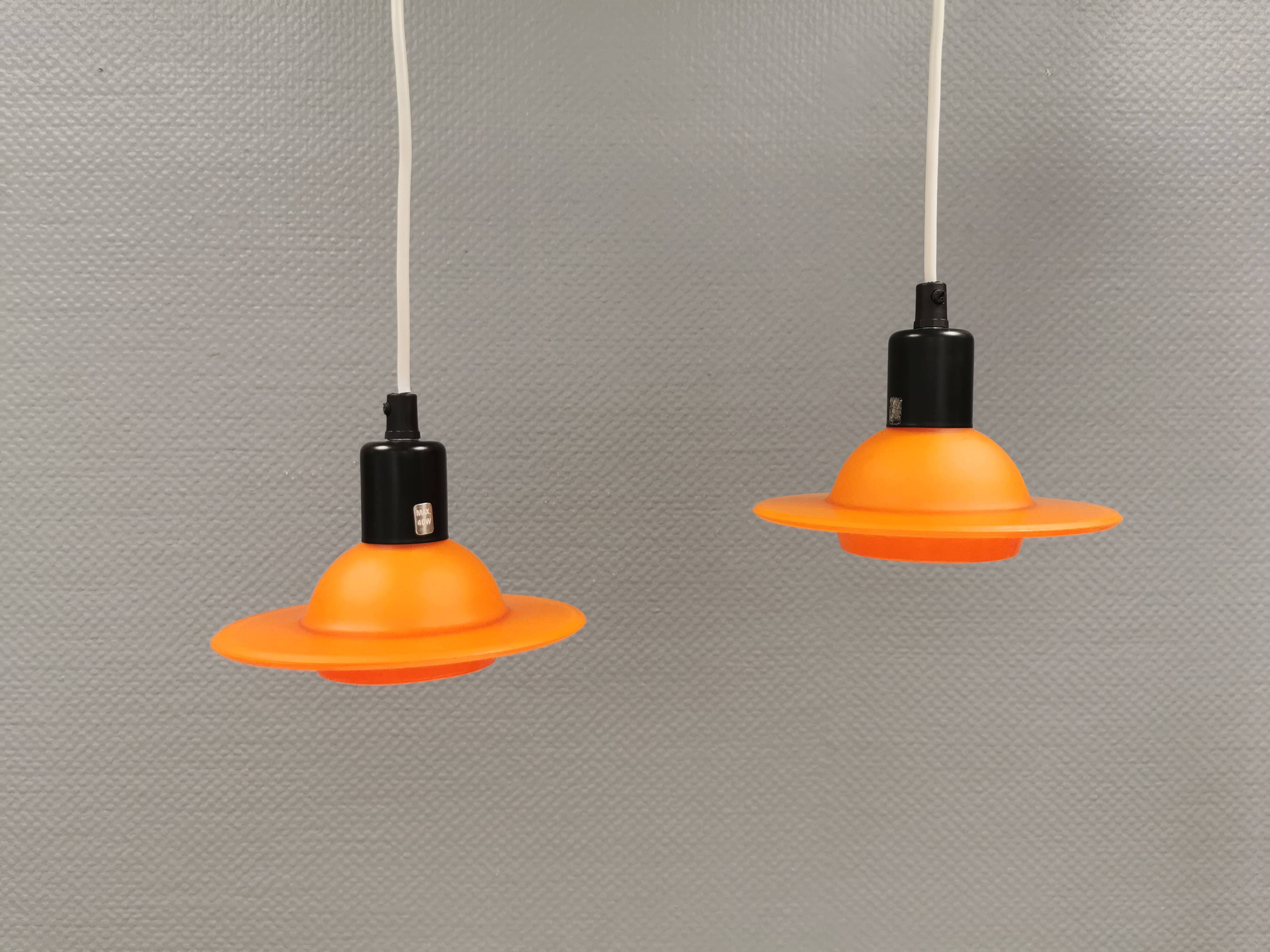 Suspensions en verre orange en forme de soucoupe volante par Design-Light, début des années 1990, Danemark.