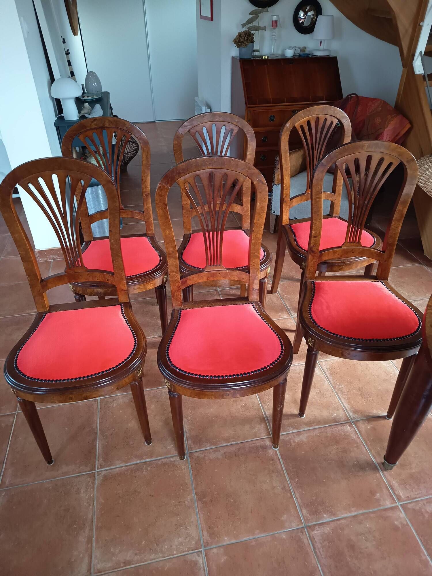 Vends 6chaises faisant partie d'une salle à manger complète en loupe d'orme