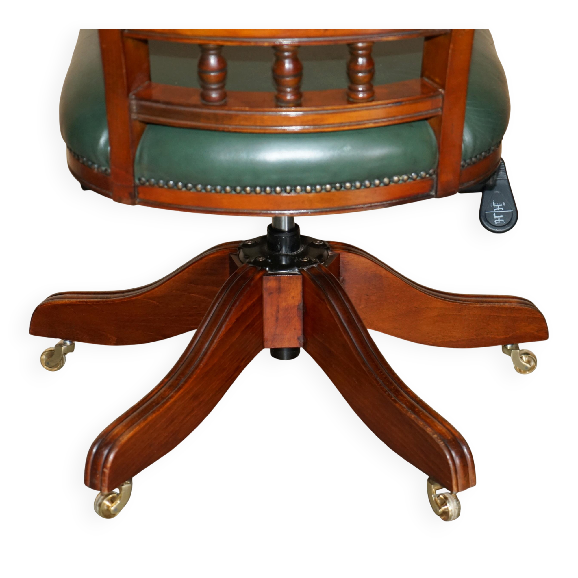 Modern captain's chair in leather, beech frame, adjustable.