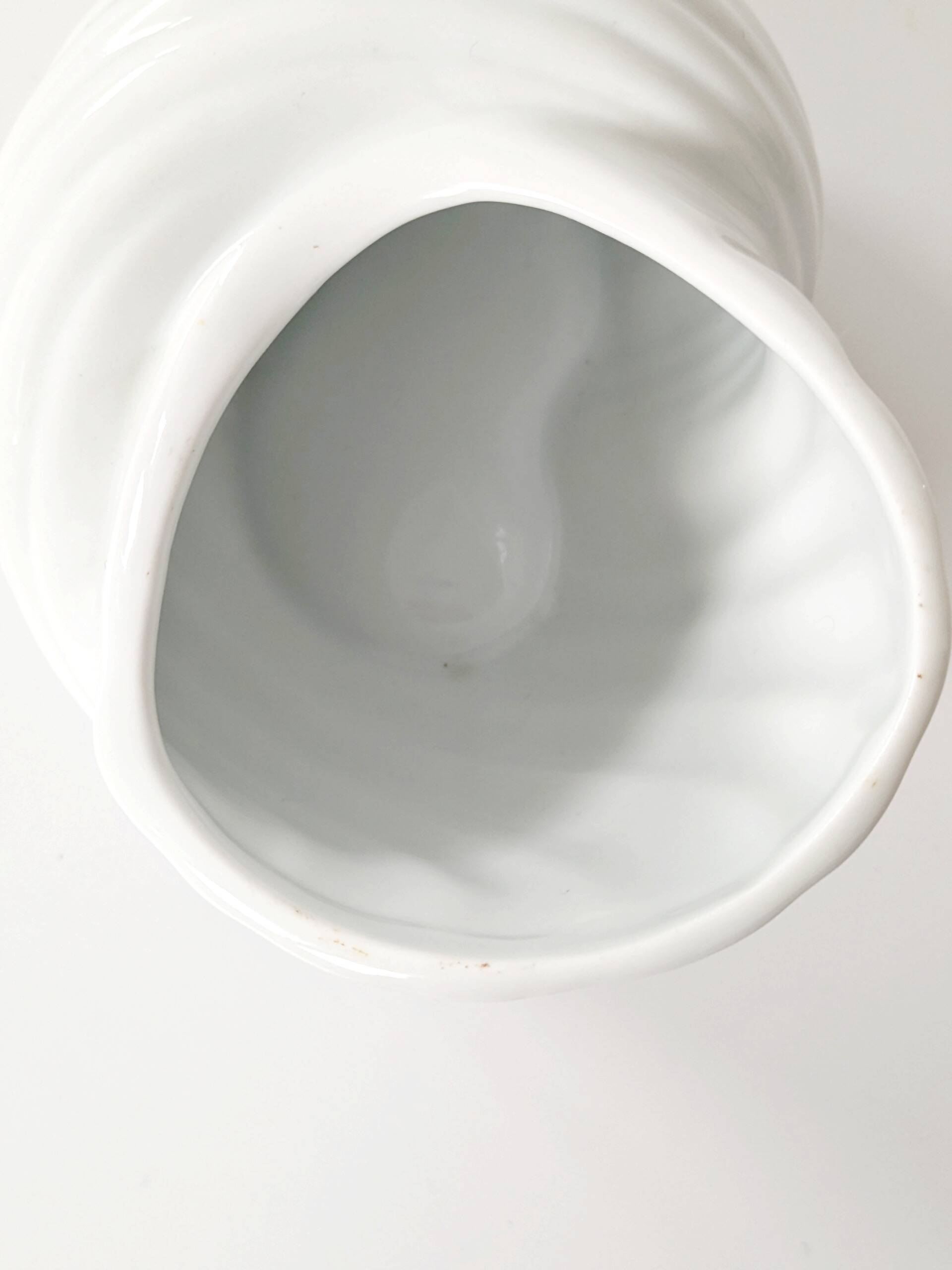 Shell-shaped porcelain catchall, Royal KPM Bavaria from the 1970s.
