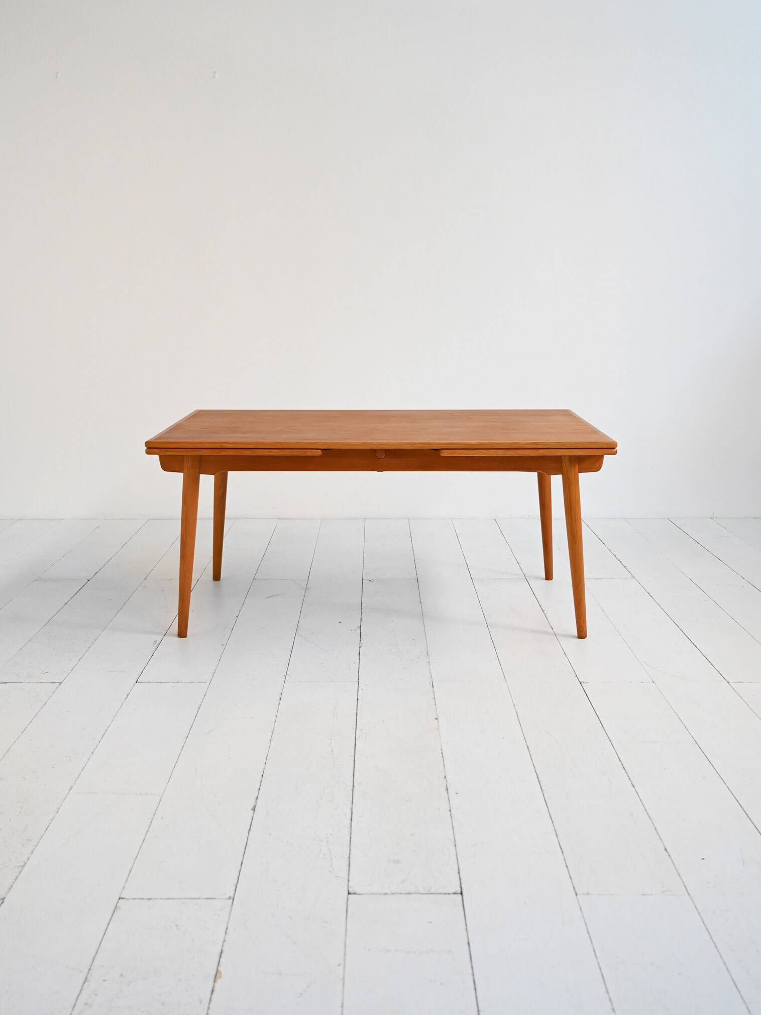 Table à manger extensible modèle “AT 312” par Hans J. Wegner