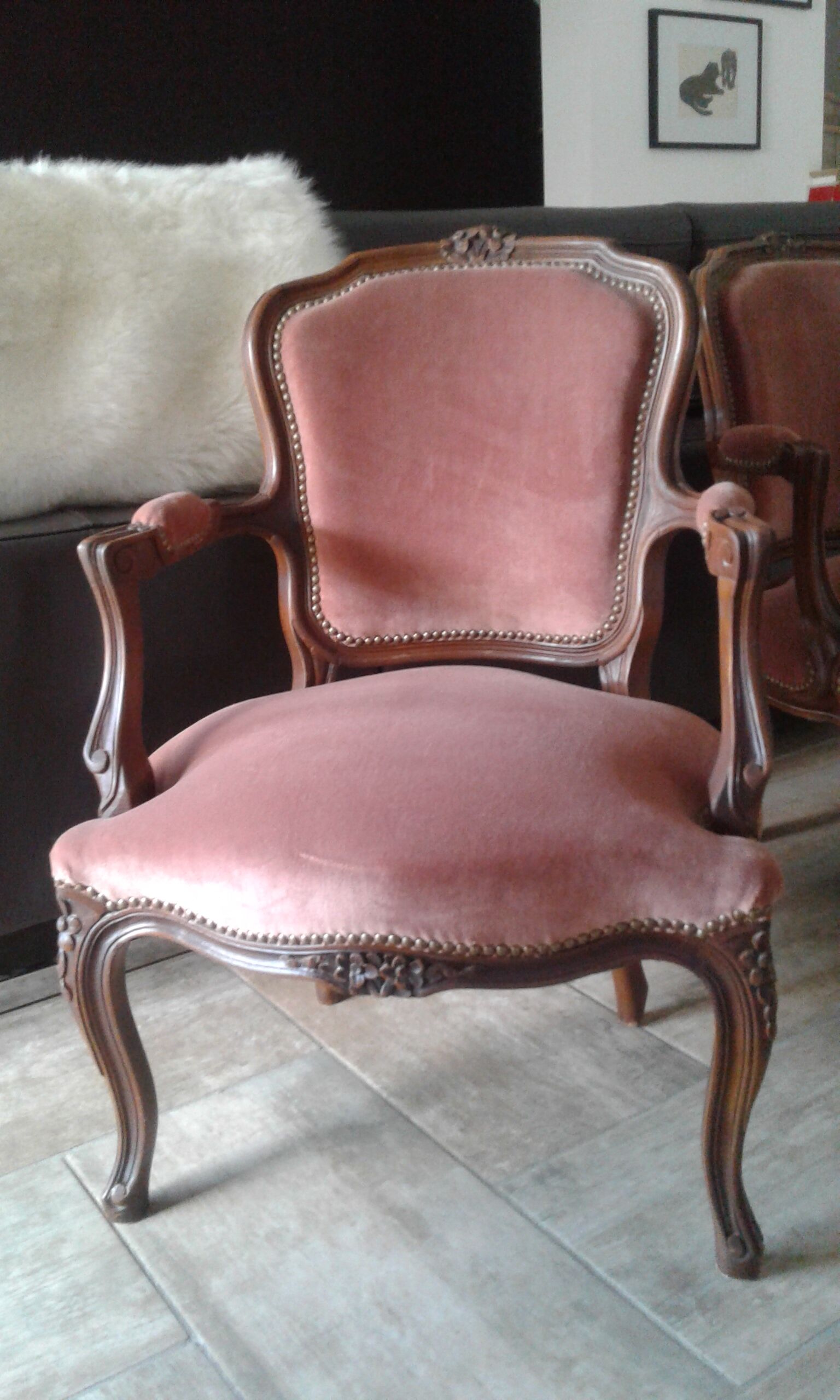 Paire fauteuils style Louis XV velours rose