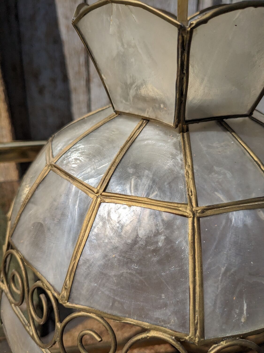 Vintage suspension in mother-of-pearl and brass