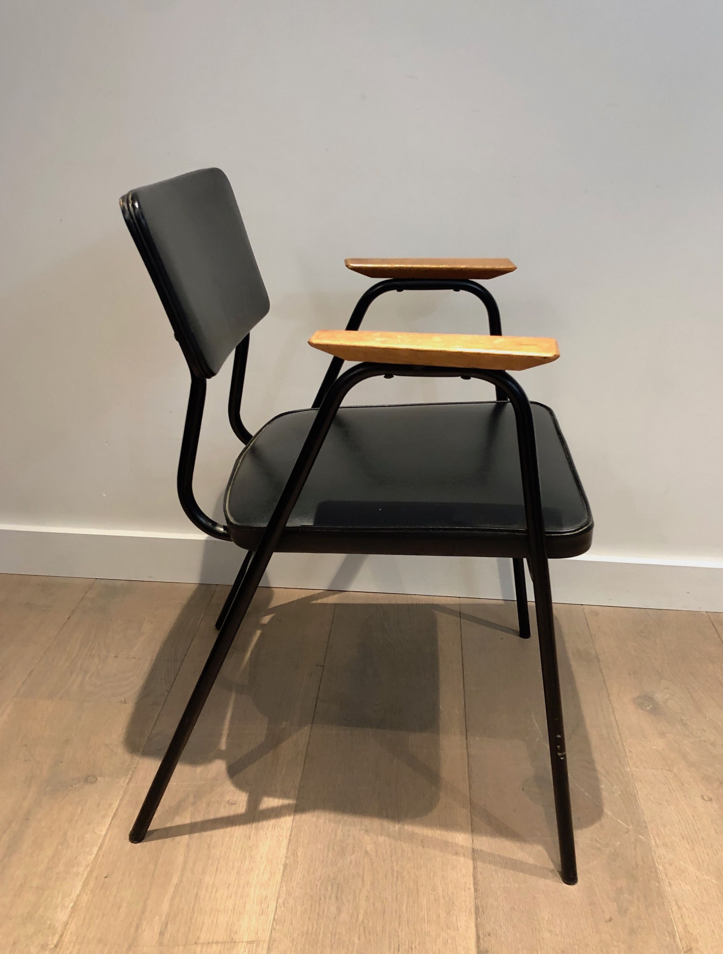 Paire de fauteuils laqués noirs modèle "M" de Pierre Guariche, vers 1950