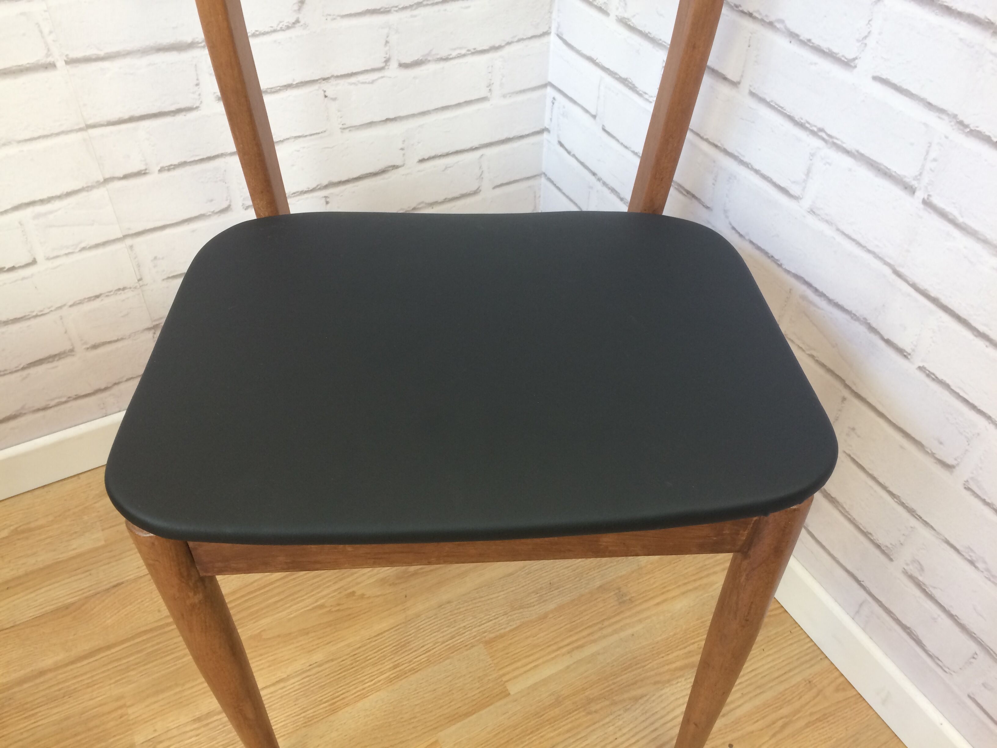 Lot of 2 Scandinavian chairs