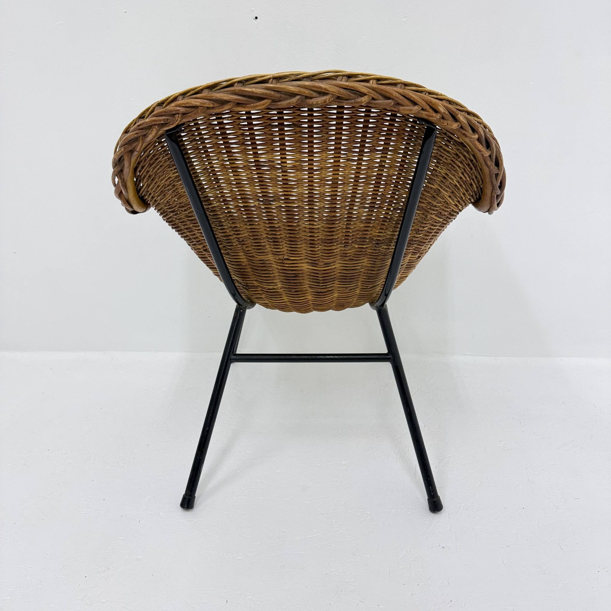 Chaise en osier de style mid-century, années 1950.