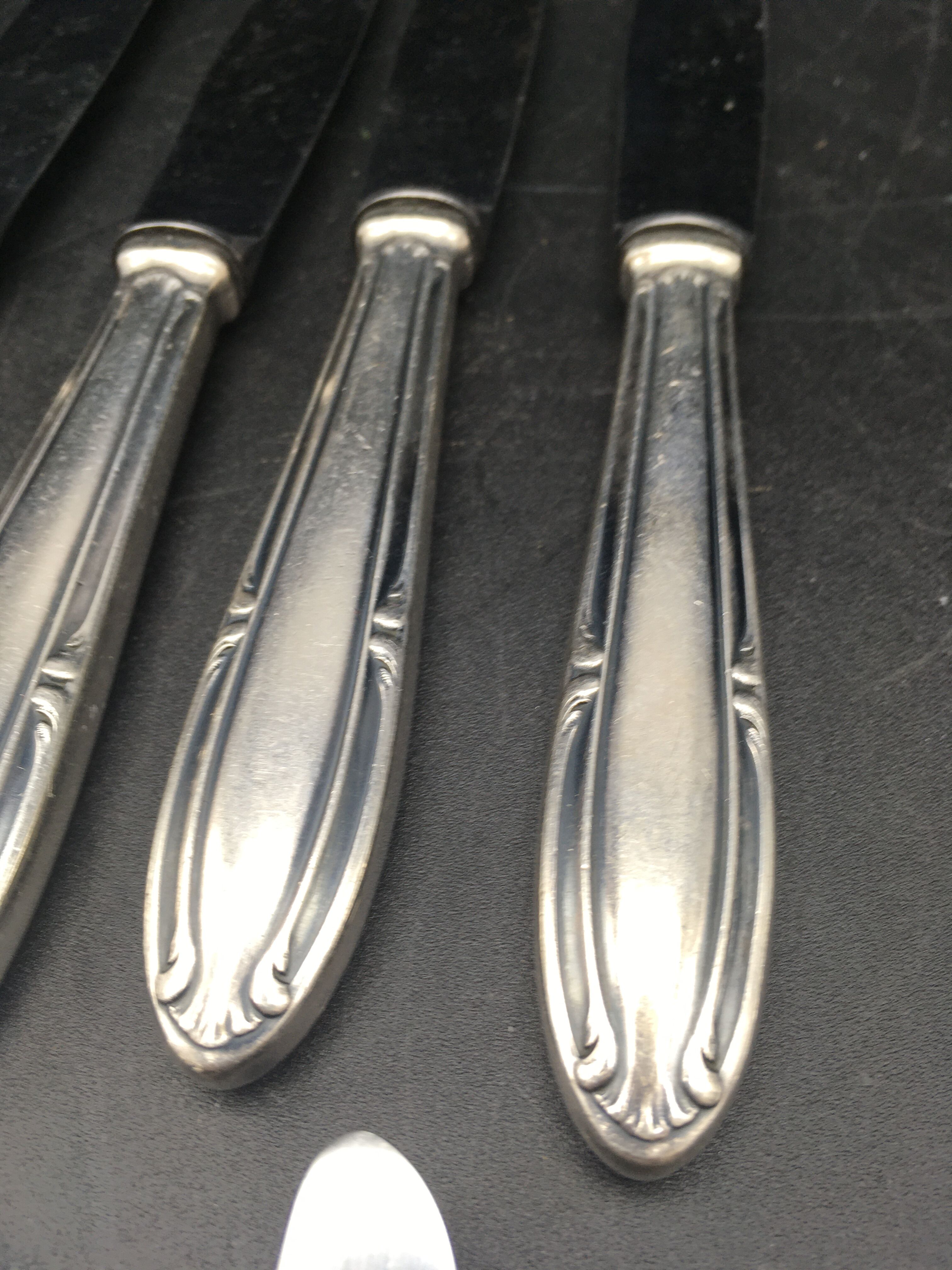 9 table knives in silver metal.