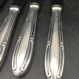 9 table knives in silver metal.