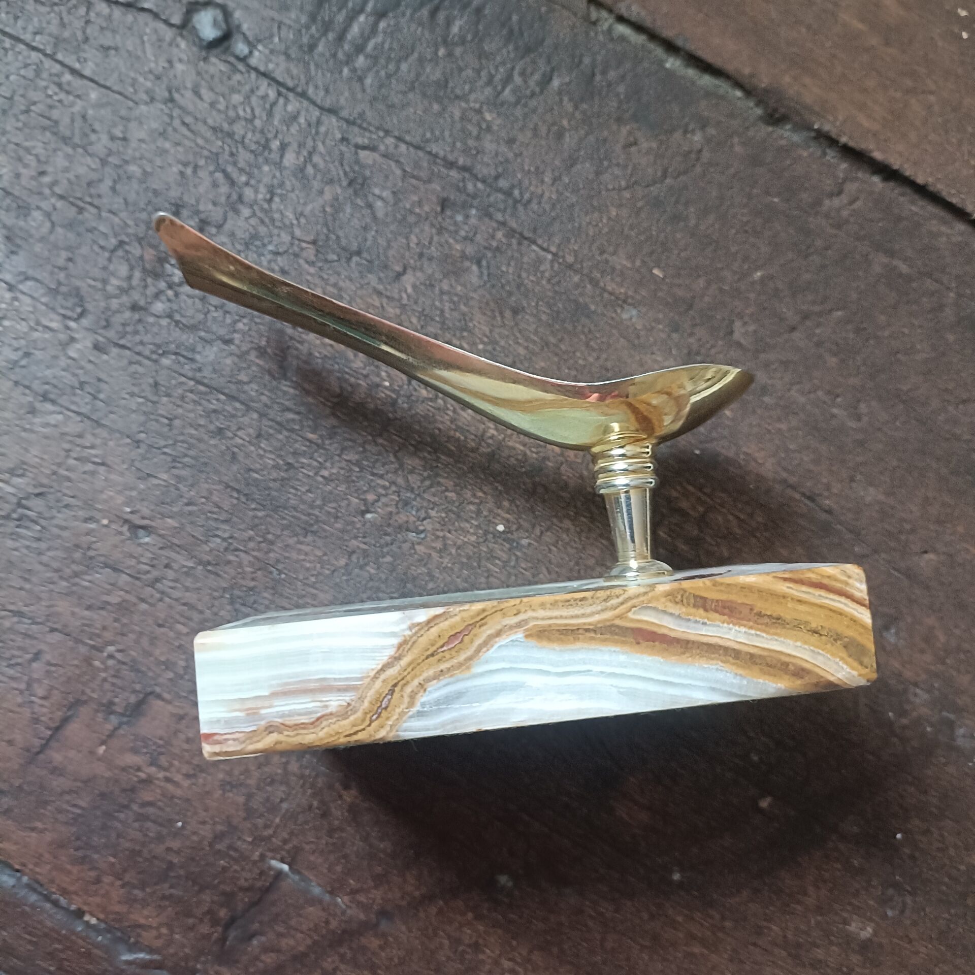 Porte-pipe en agate et laiton