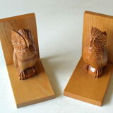 2 wooden book ends with hand carved owl sculptures, vintage from the 1950s