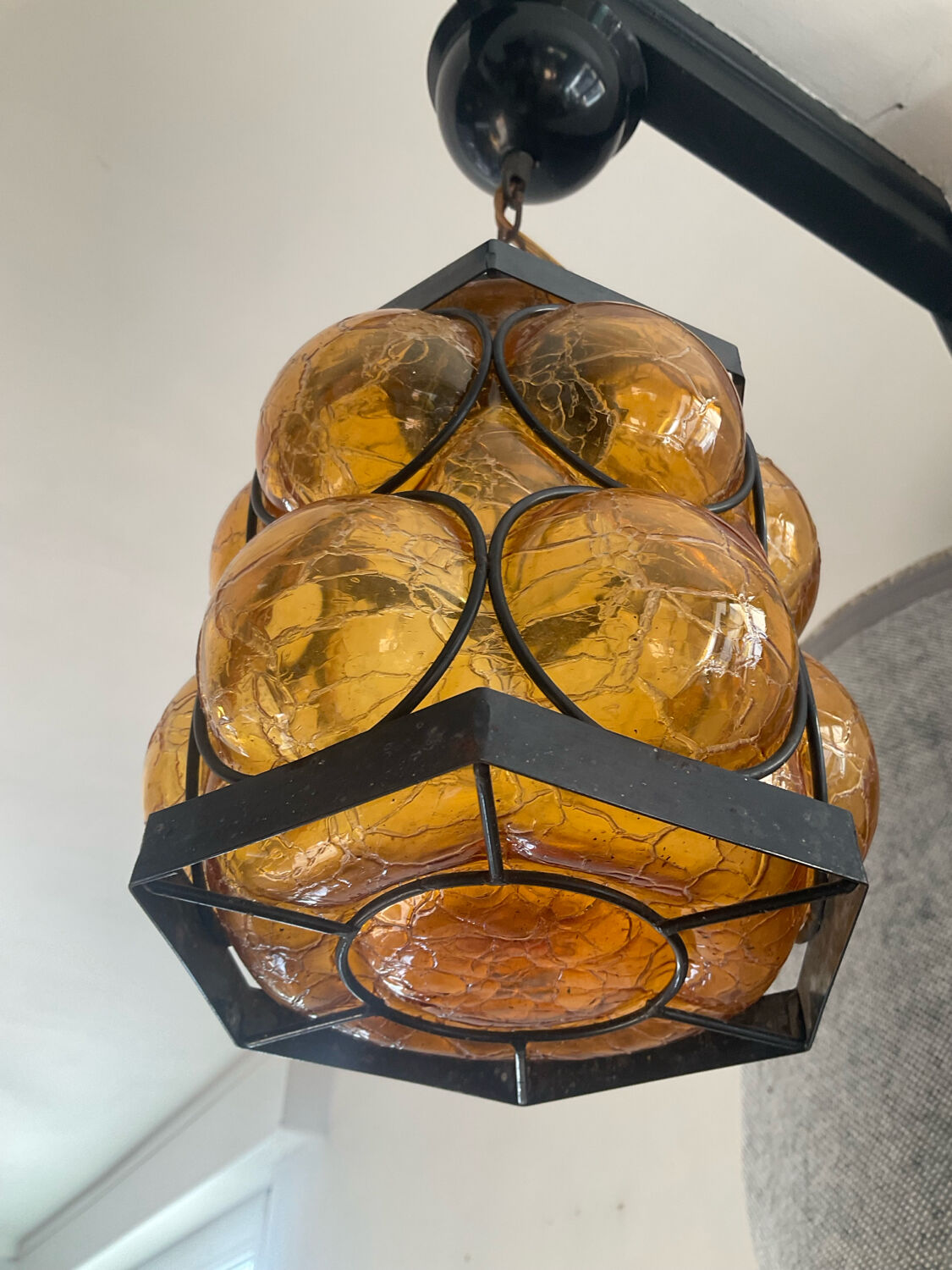 Suspension en verre ambré et fer forgé des années 60