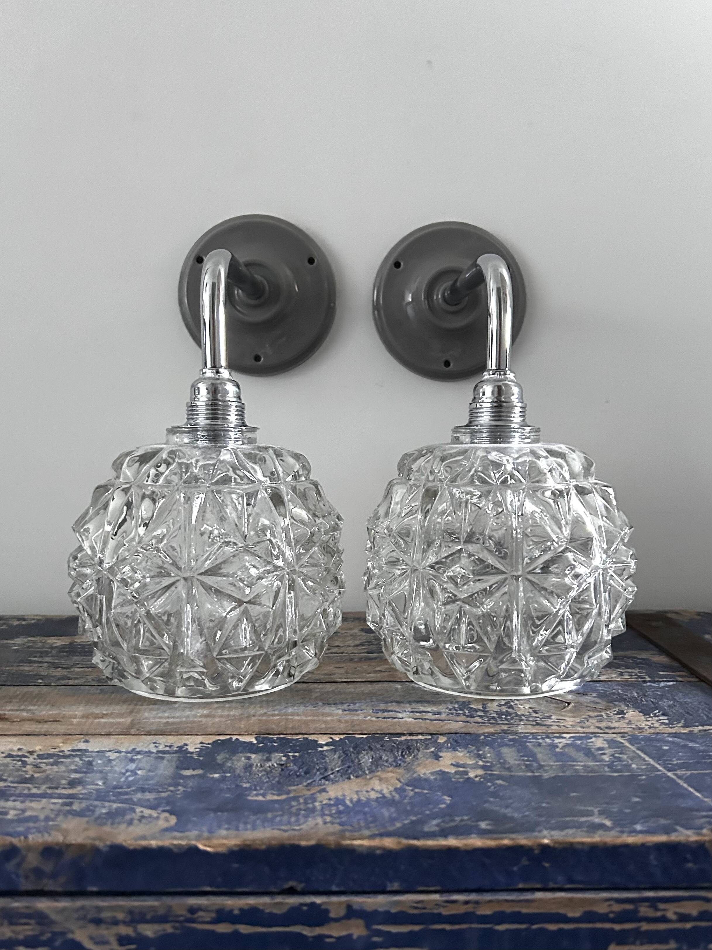 Paire d’appliques chromées et verre ciselé