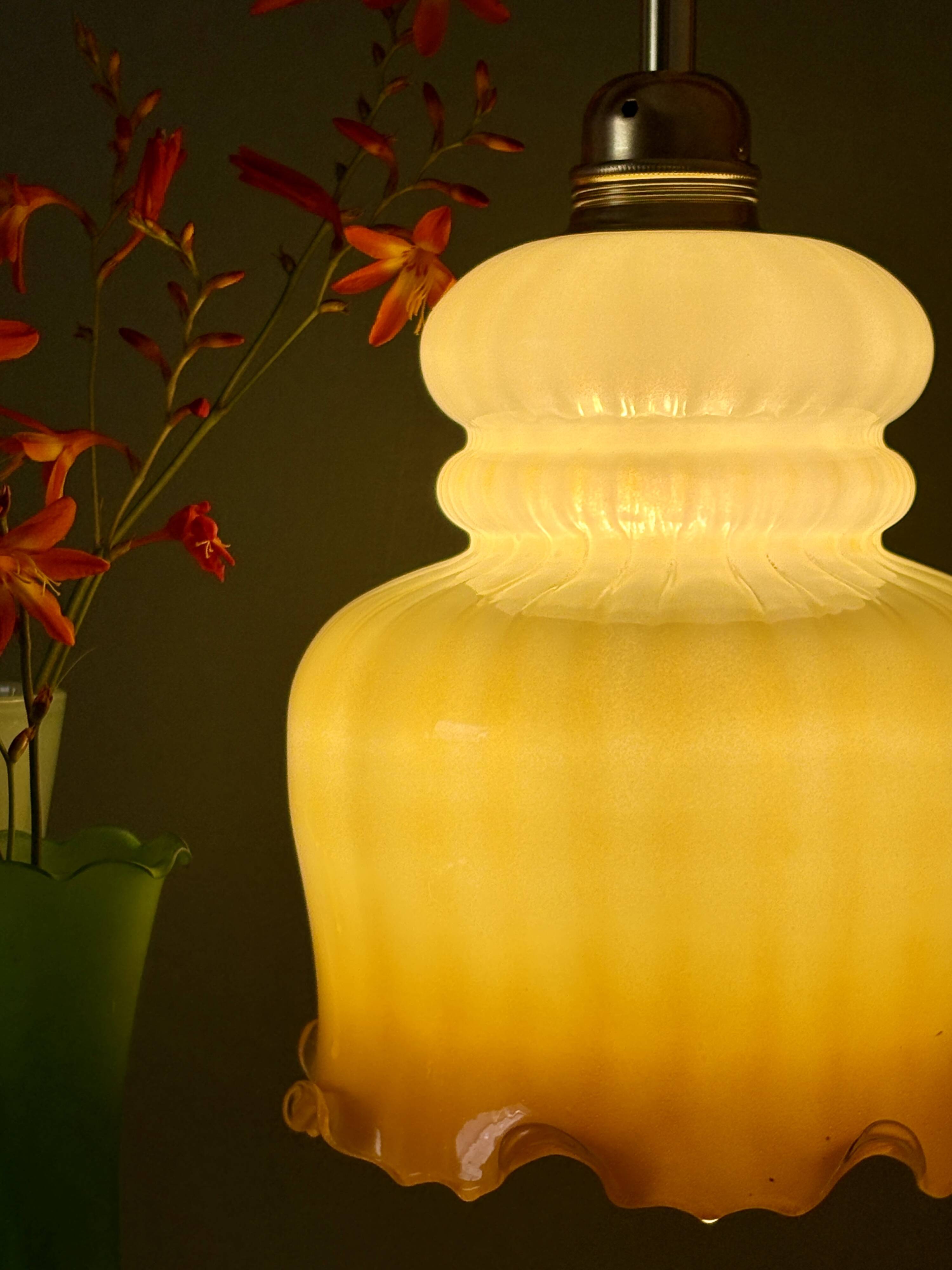Suspension globe vintage en opaline blanche et ocre