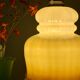 Suspension globe vintage en opaline blanche et ocre