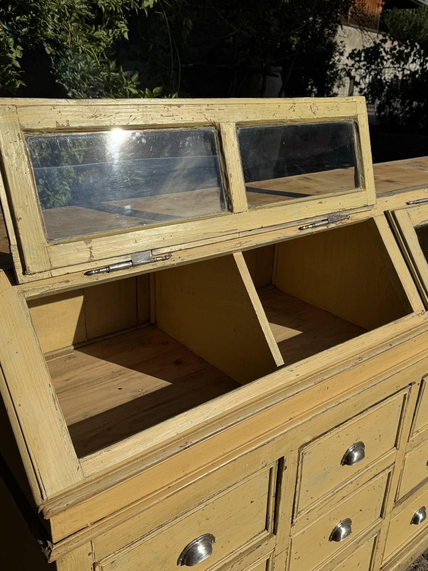 Workshop cabinet with drawers