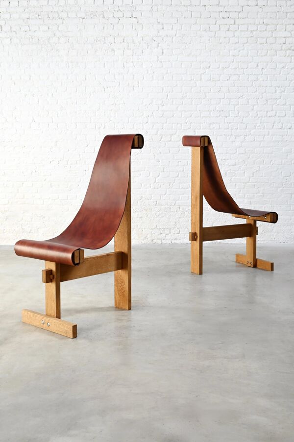Ensemble de deux chaises en cuir suspendues dans le style de Dominique Zimbacca, années 1970.