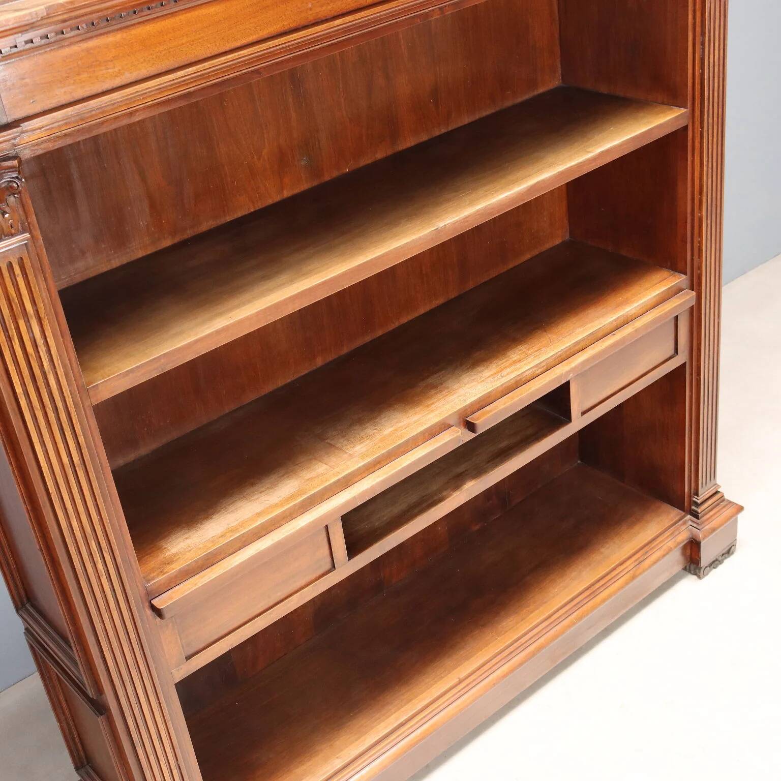Antique walnut library with Corinthian decorations, 20th century.
