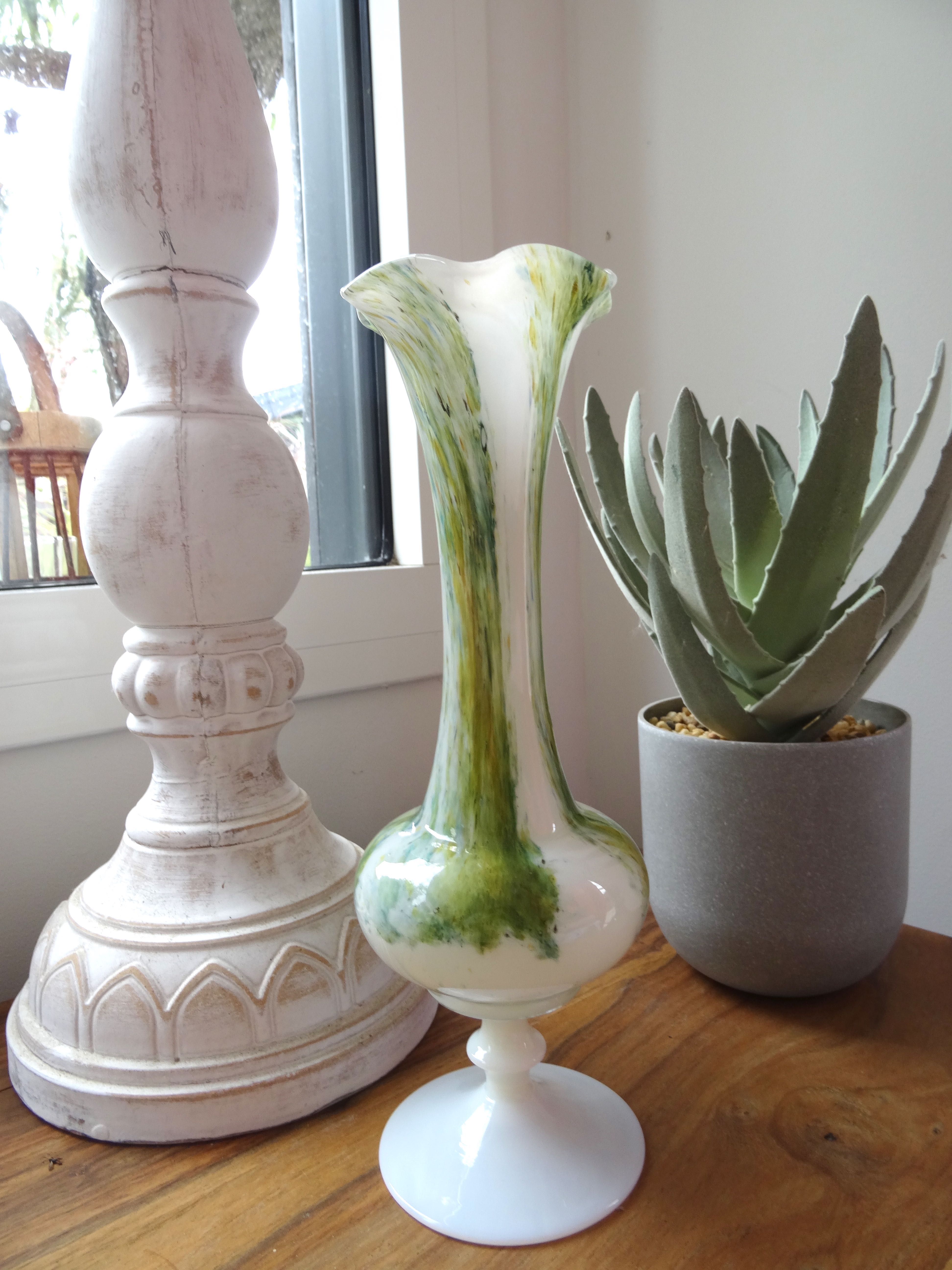 Vase en opaline vert et blanc