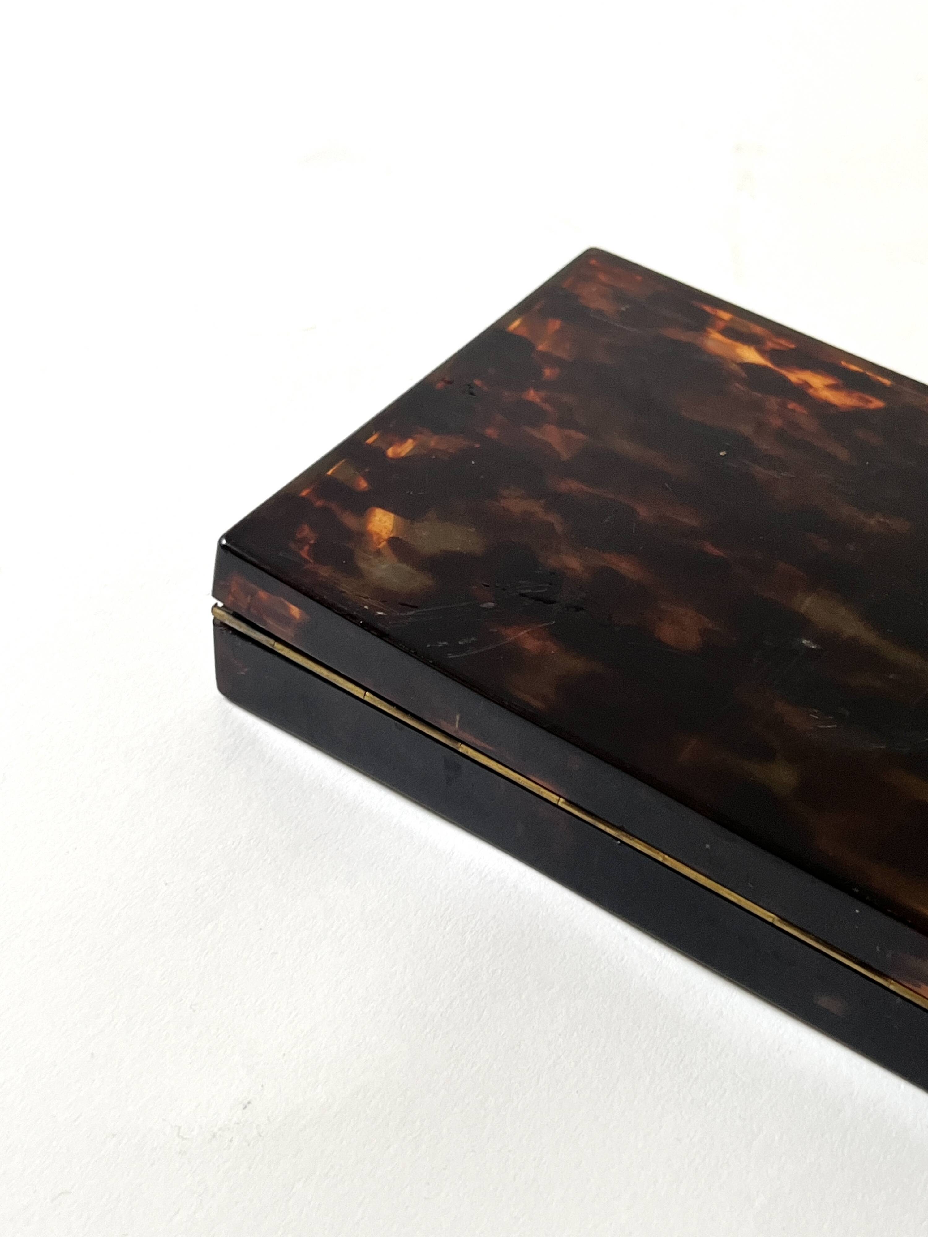 Tray - box with a lid in tortoiseshell plexiglass, 1970s design.
