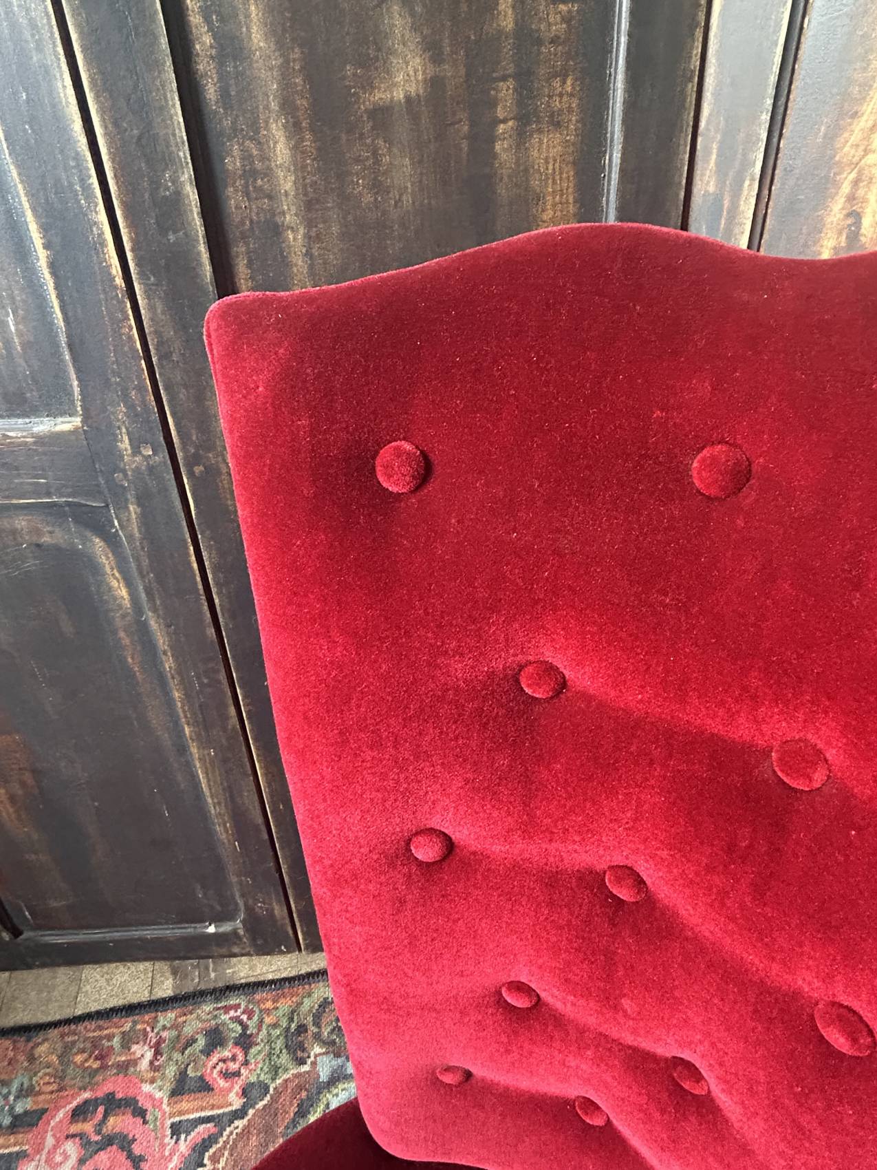 Vintage 1950s armchair in burgundy velvet – vintage elegance and timeless charm.
