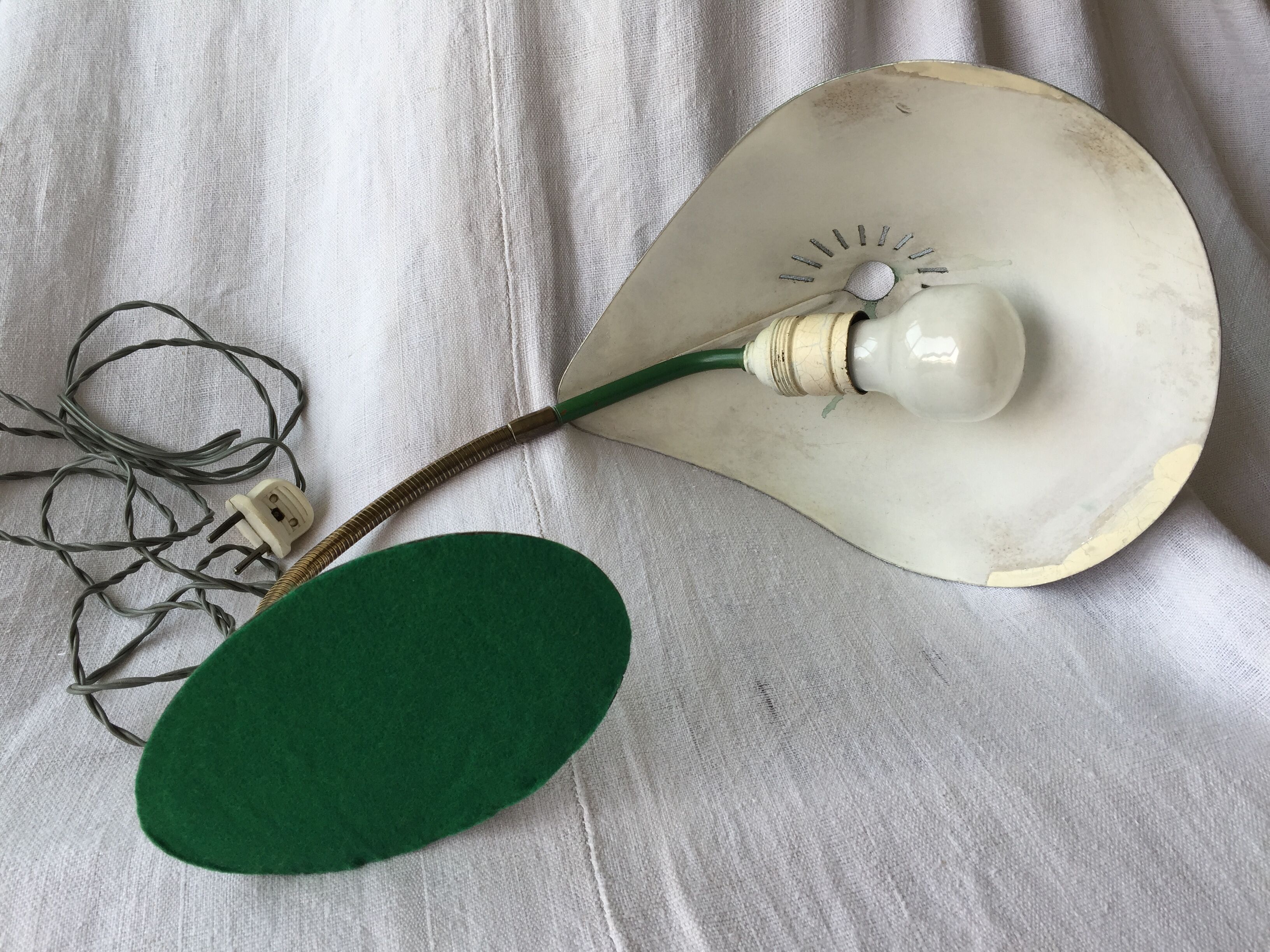 Lampe de bureau, vintage 1950, flexible, métal émaillé  vert