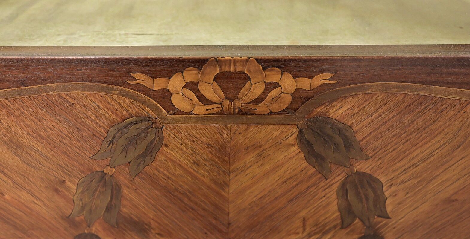 Vitrine en marqueterie de bois de rose et acajou, style Louis XVI – début XXe