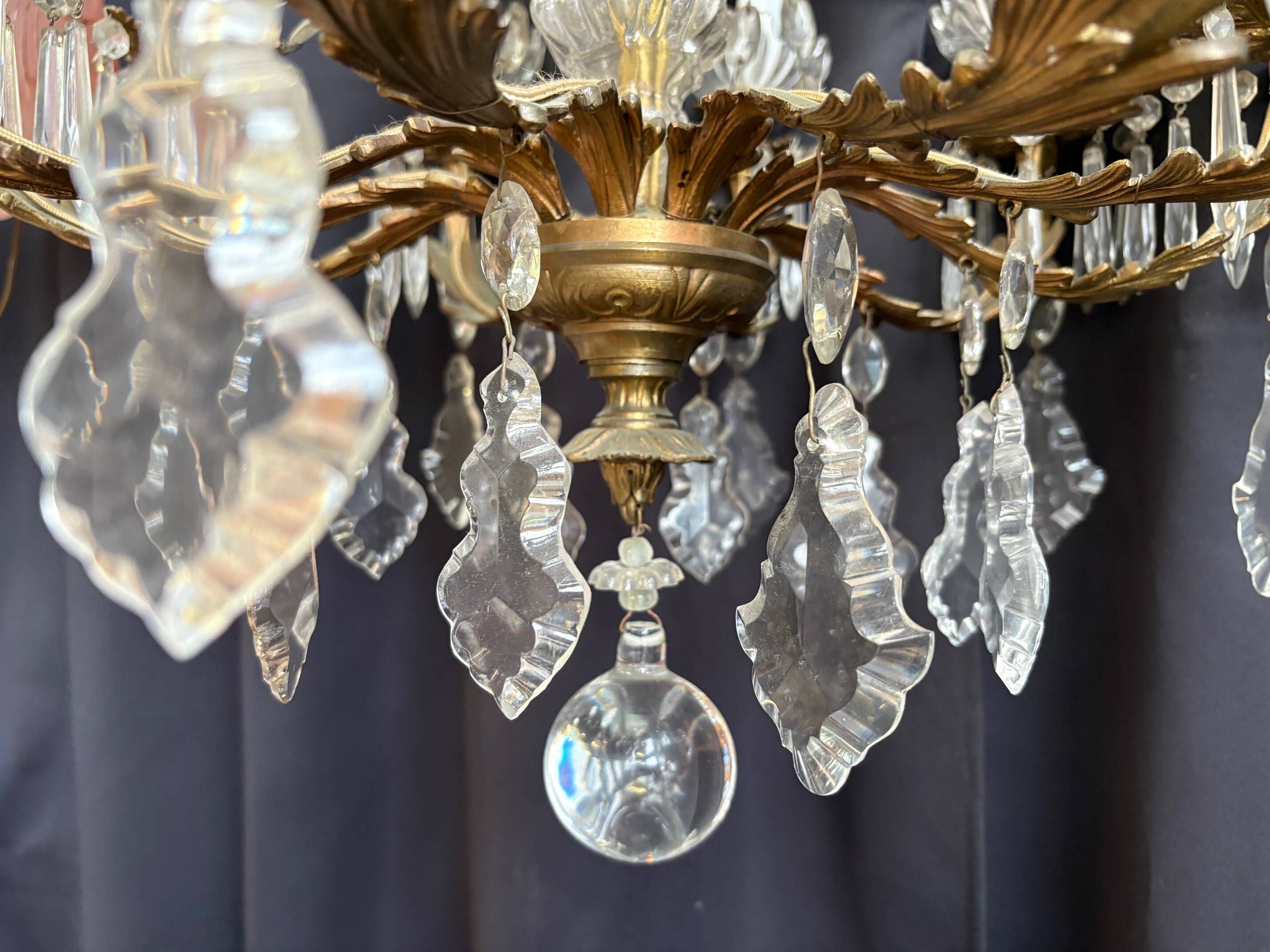 Large chandelier with glass and gilded brass pendants – 10 arms – 80 cm