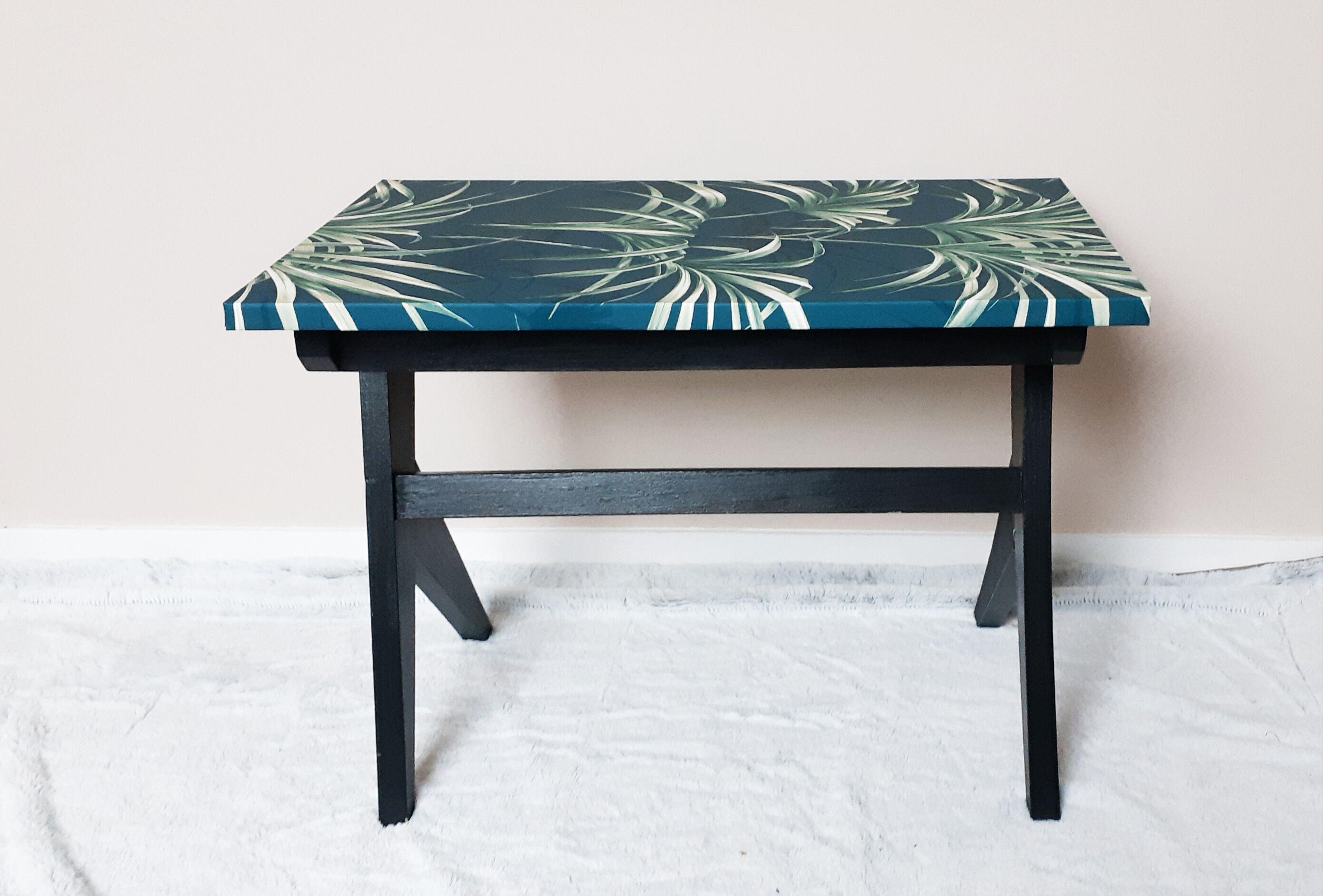 Low table feet compass