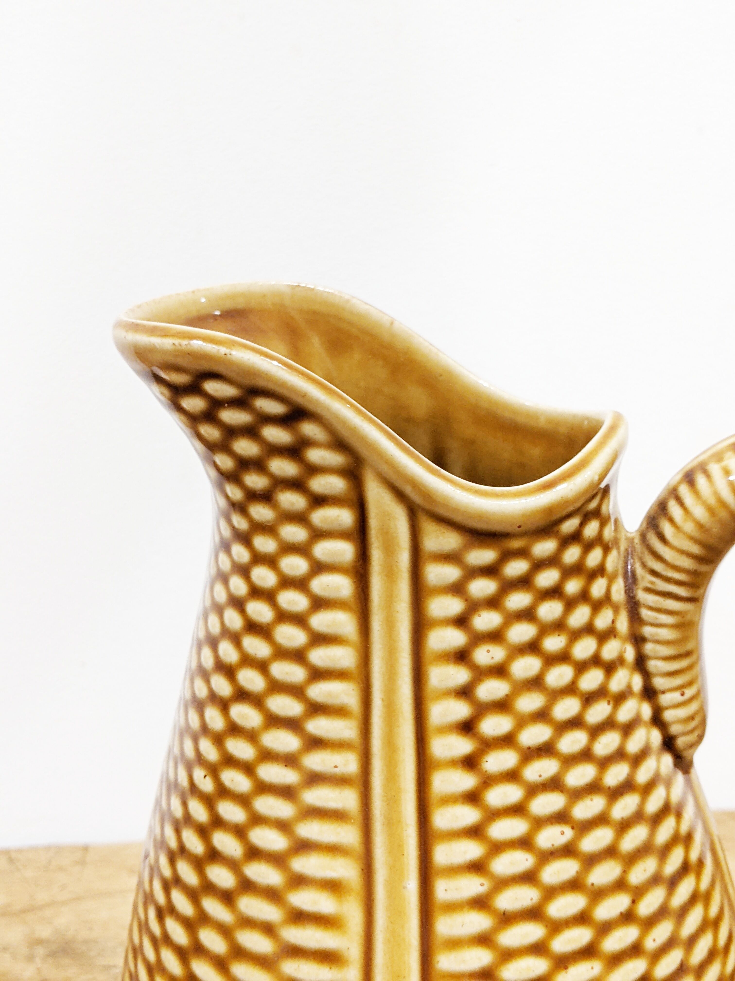 Vintage decanter ('60) pattern "grains of rice". Honey color. In perfect condition.