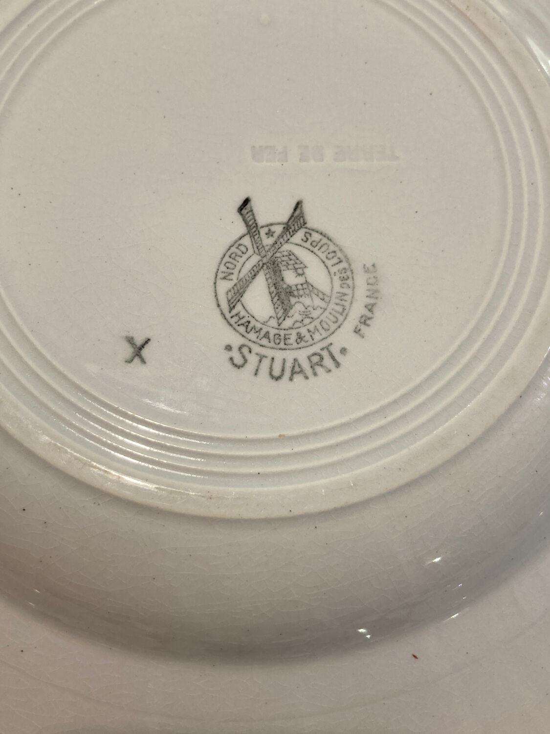 5 hollow plates in burgundy and red earthenware Stuart mill ds loups