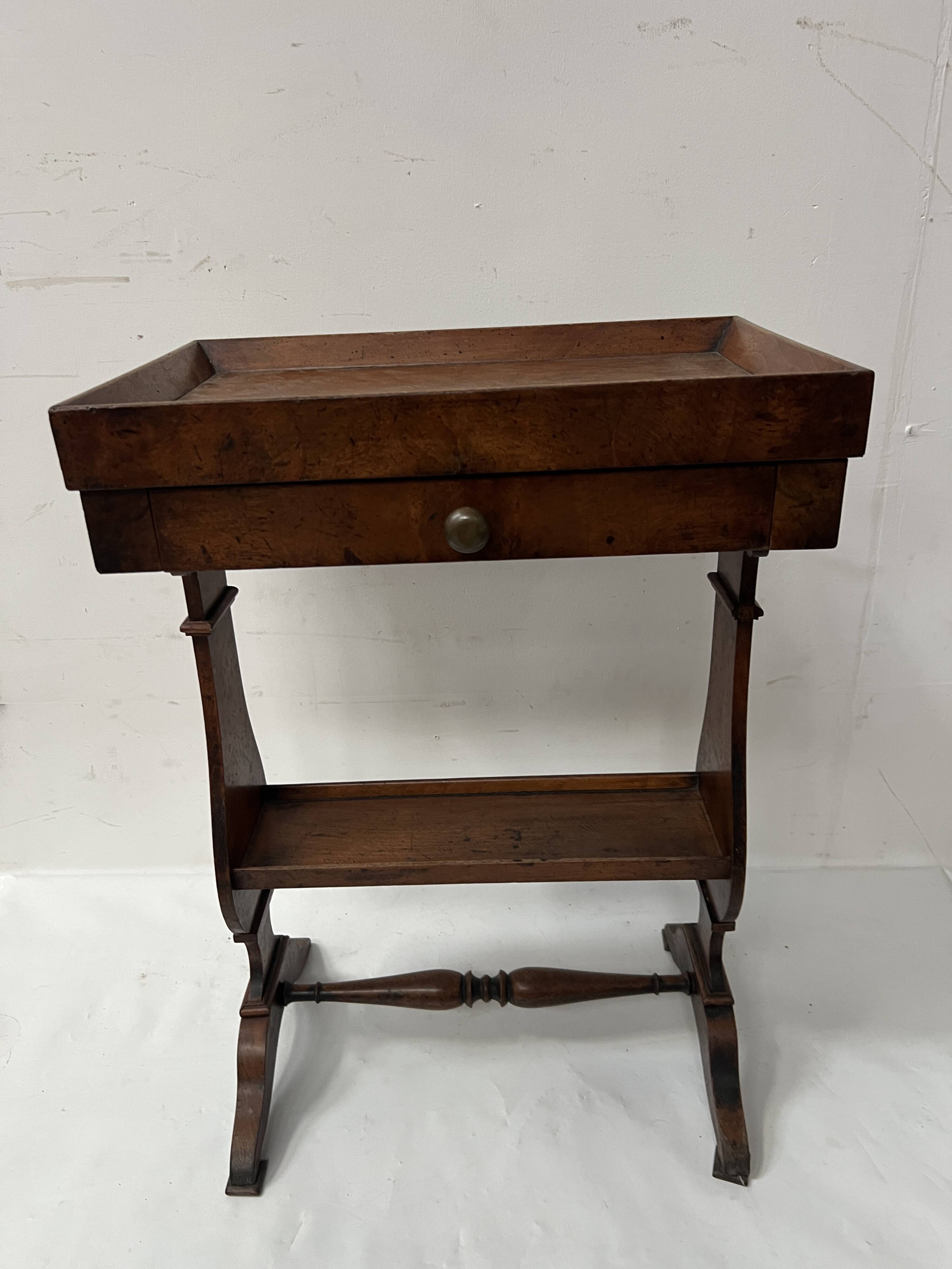 Directoire period work table in solid walnut, 19th century.