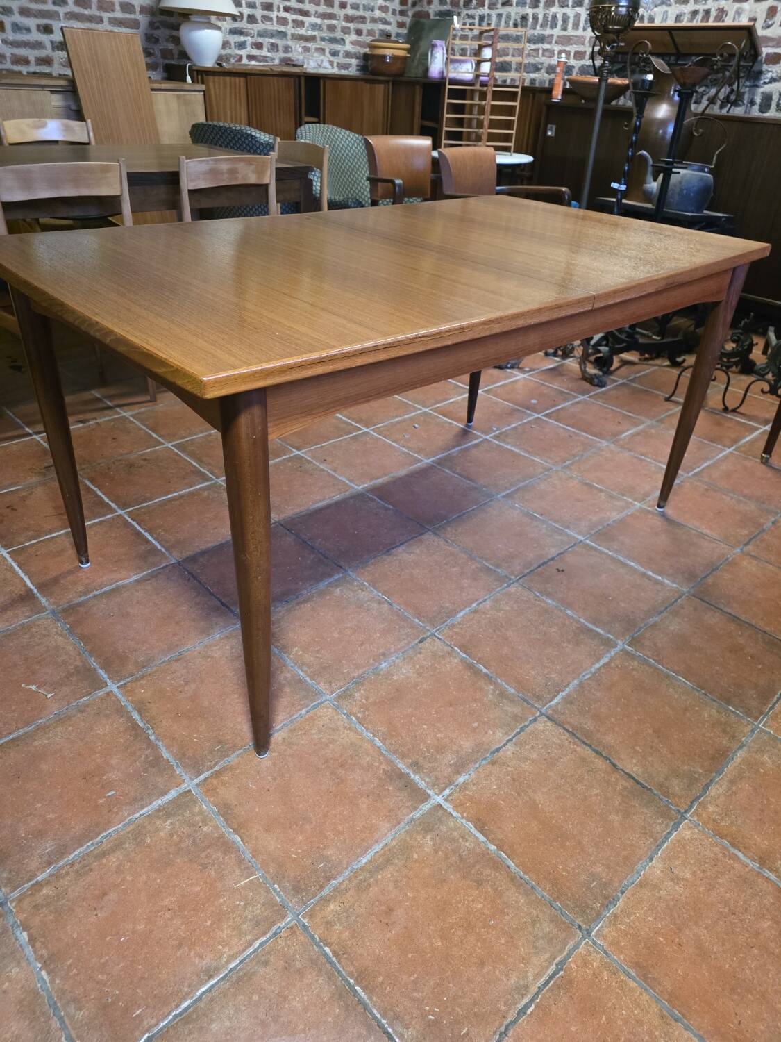 Table scandinave galbée extensible papillon en teck années 60