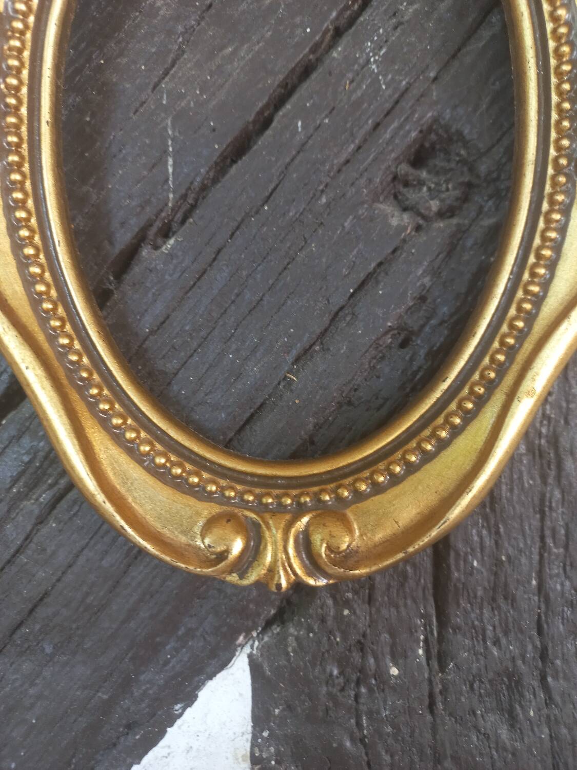 Stylized oval gold frame
