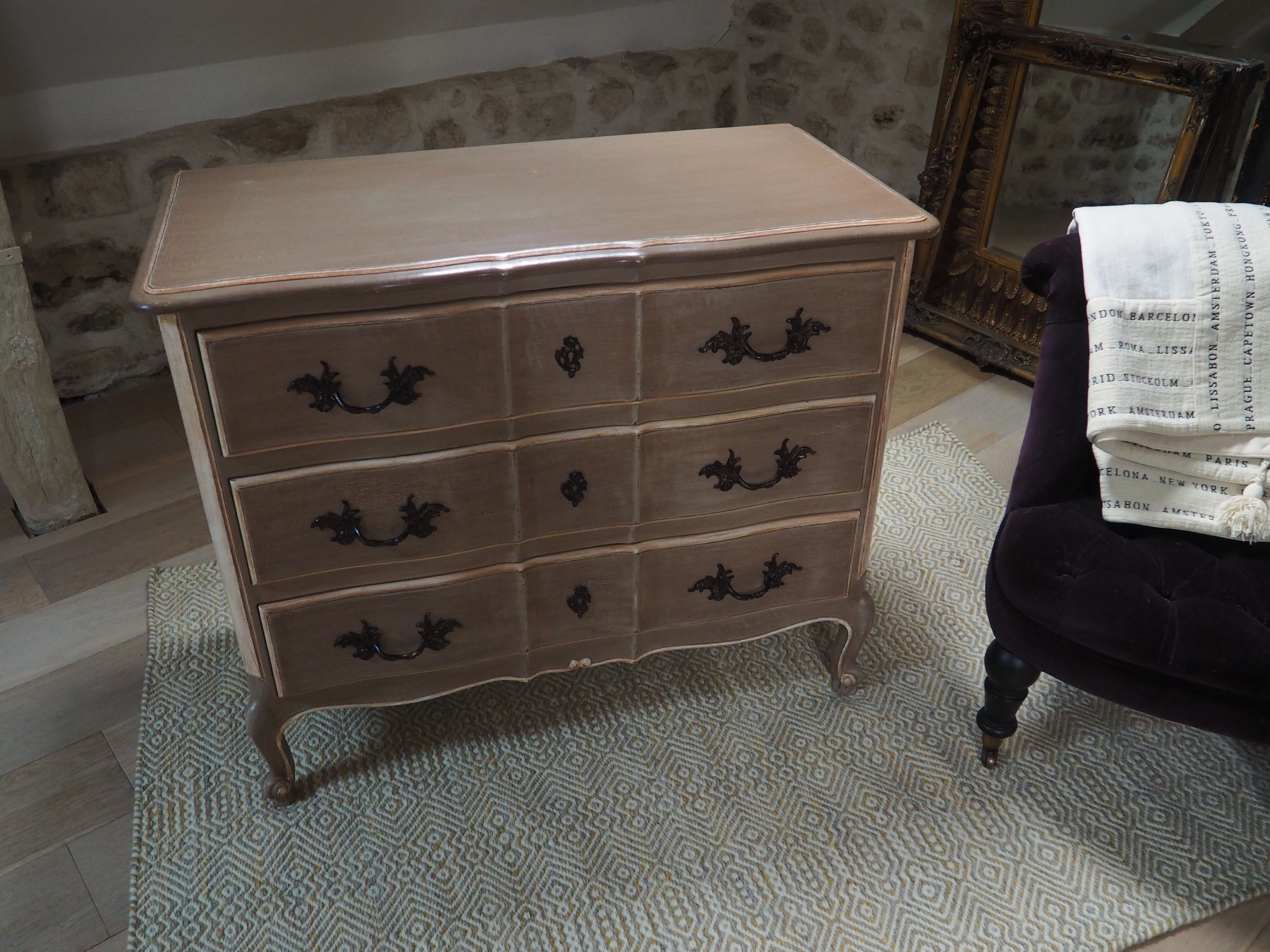 Chest of drawers patina crossbow