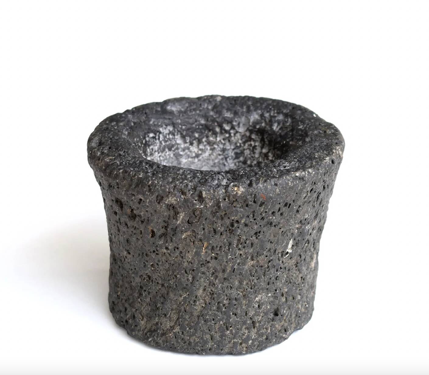 Cendrier wabi sabi en pierre noire, années 70