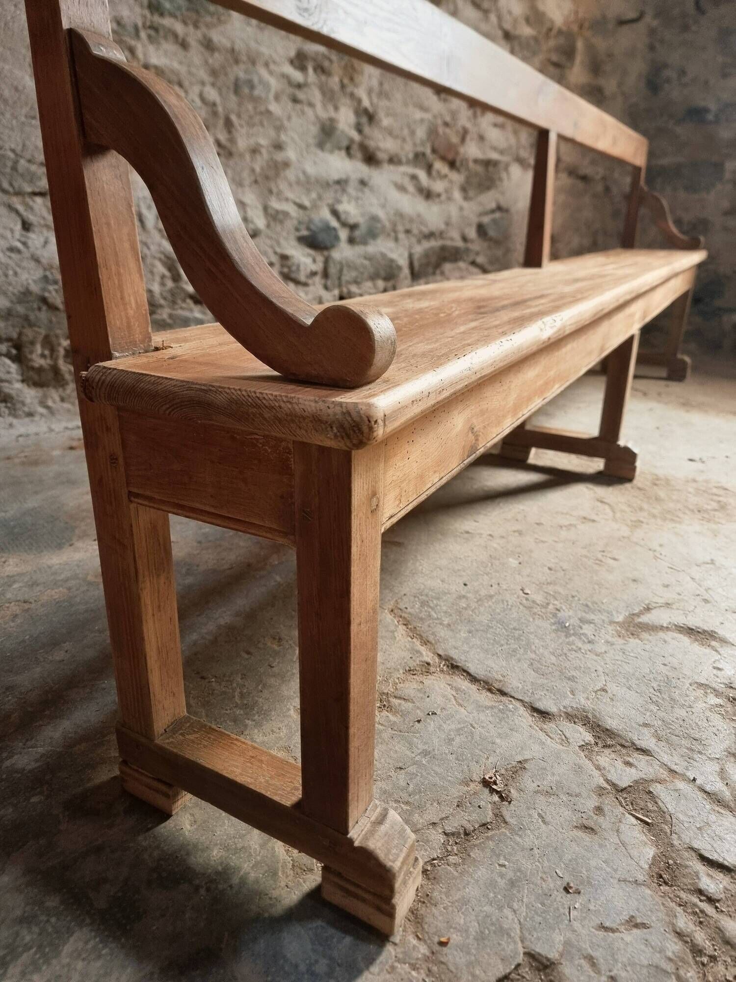 Grand banc ancien en bois avec dossier – fin XIXe siècle, pin et chêne