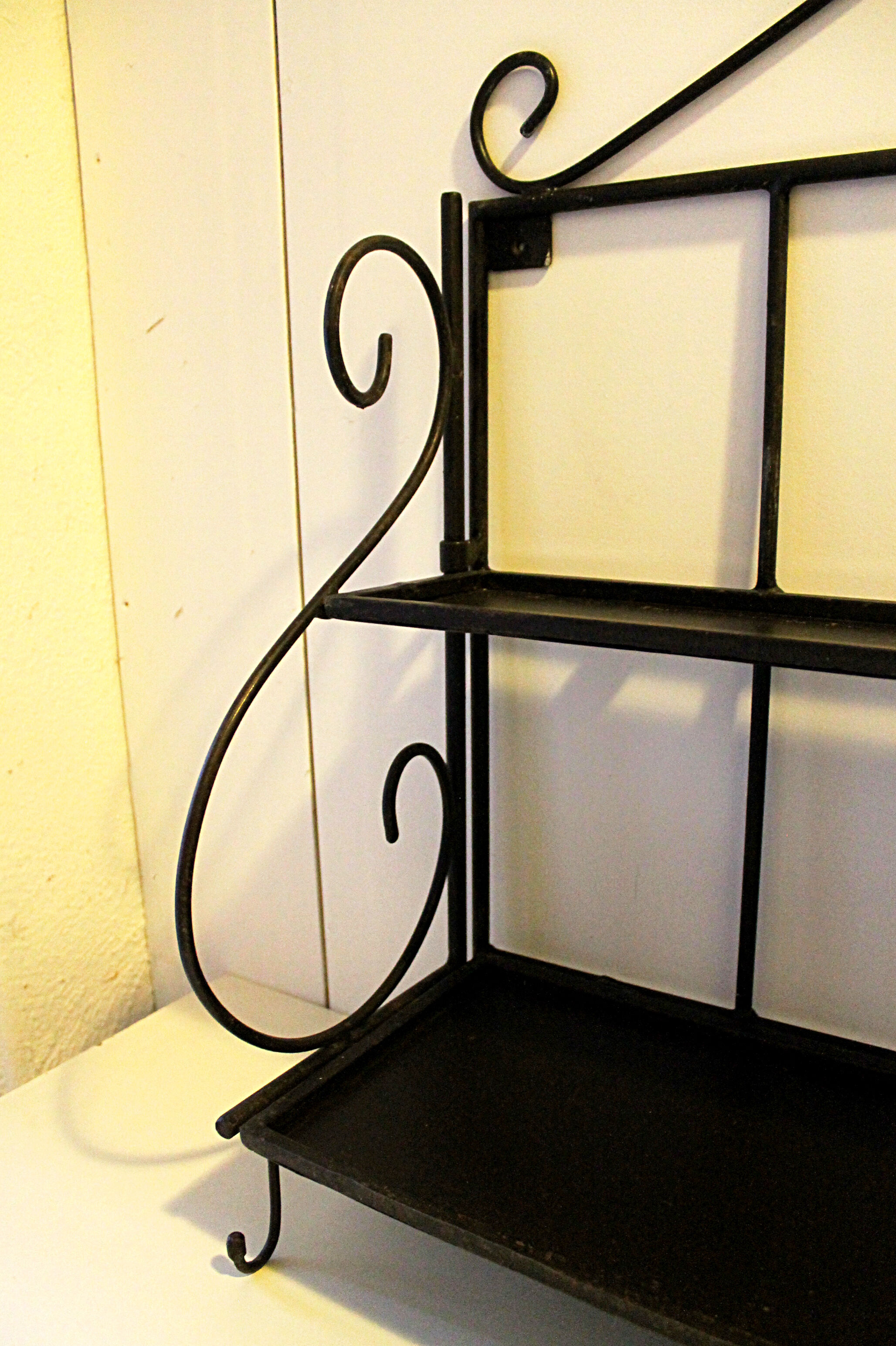 Wall-mounted or table-mounted wrought iron shelf
