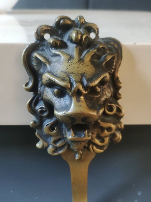 Porte Manteau mural/Patère Tête de Lion Art Déco. En bronze doré/19cm