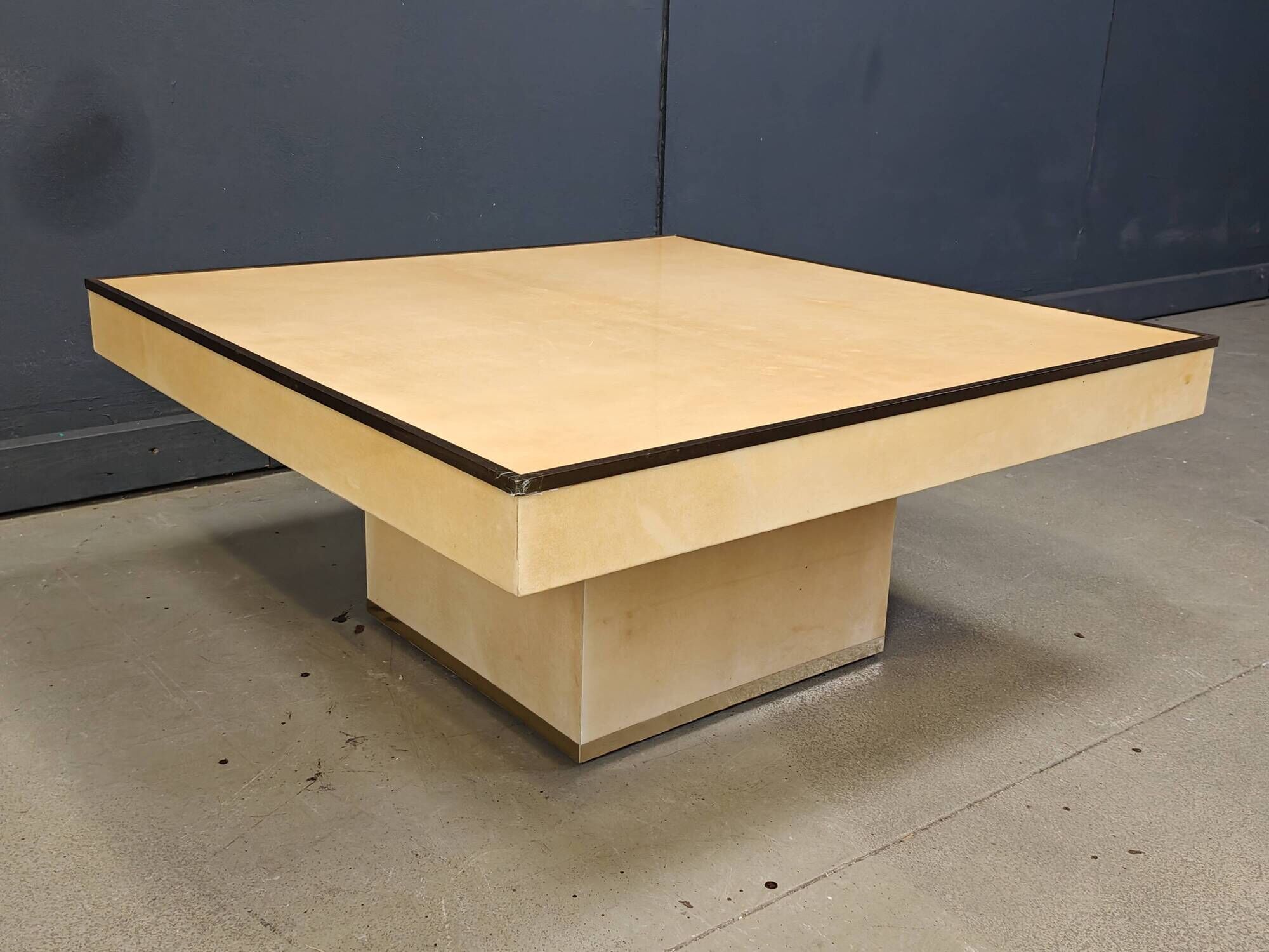 Table basse en peau de chèvre laquée Aldo Tura, années 1960